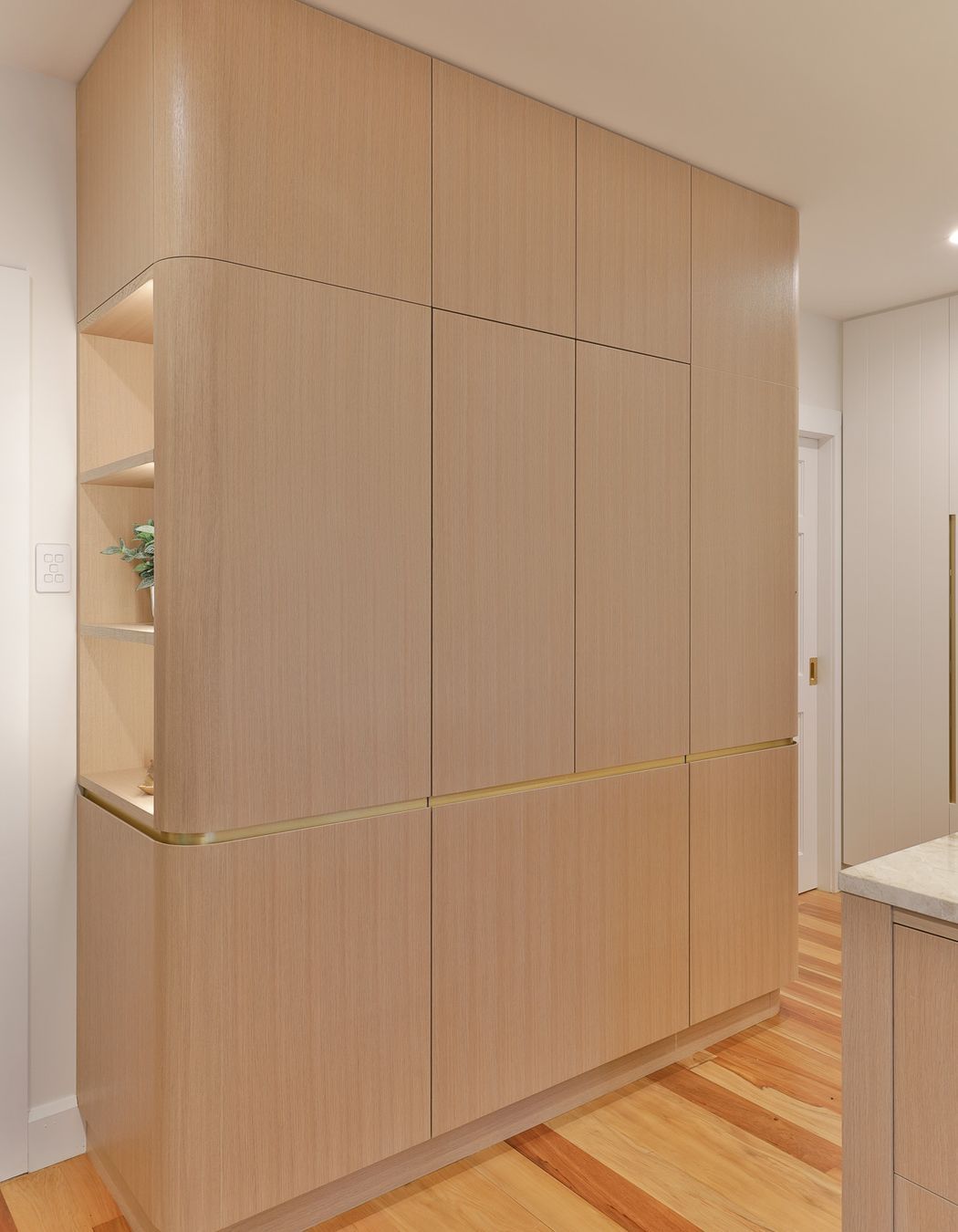 Prime Natural Veneer, American White Oak - Quarter Cut. Designed by Gunner Friese, Hewe Kitchens & Interiors.