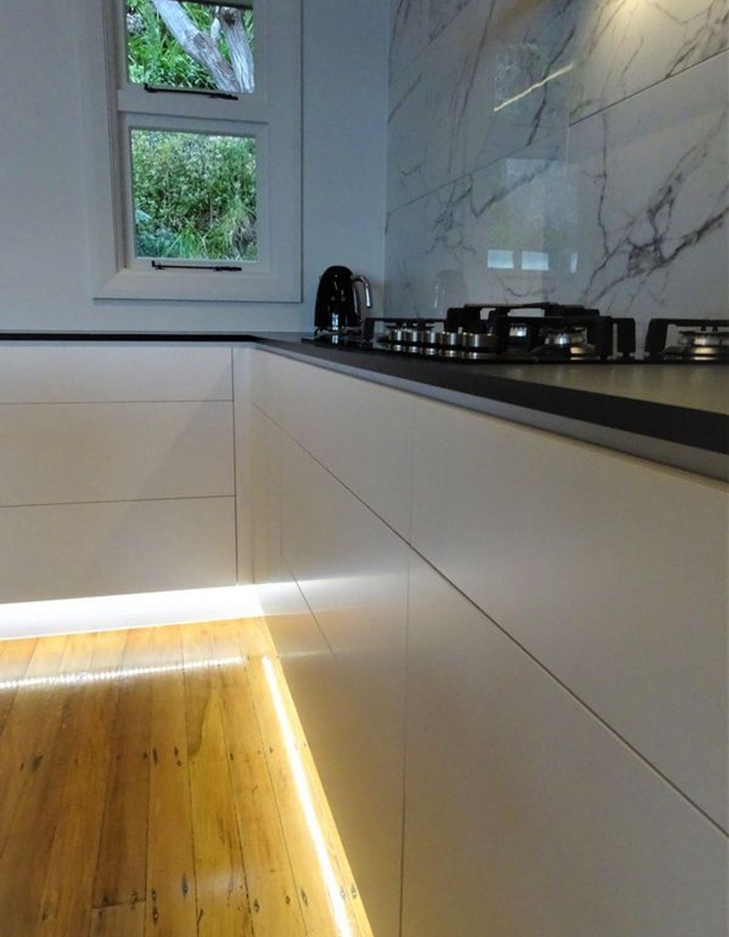 Push open drawers without handles