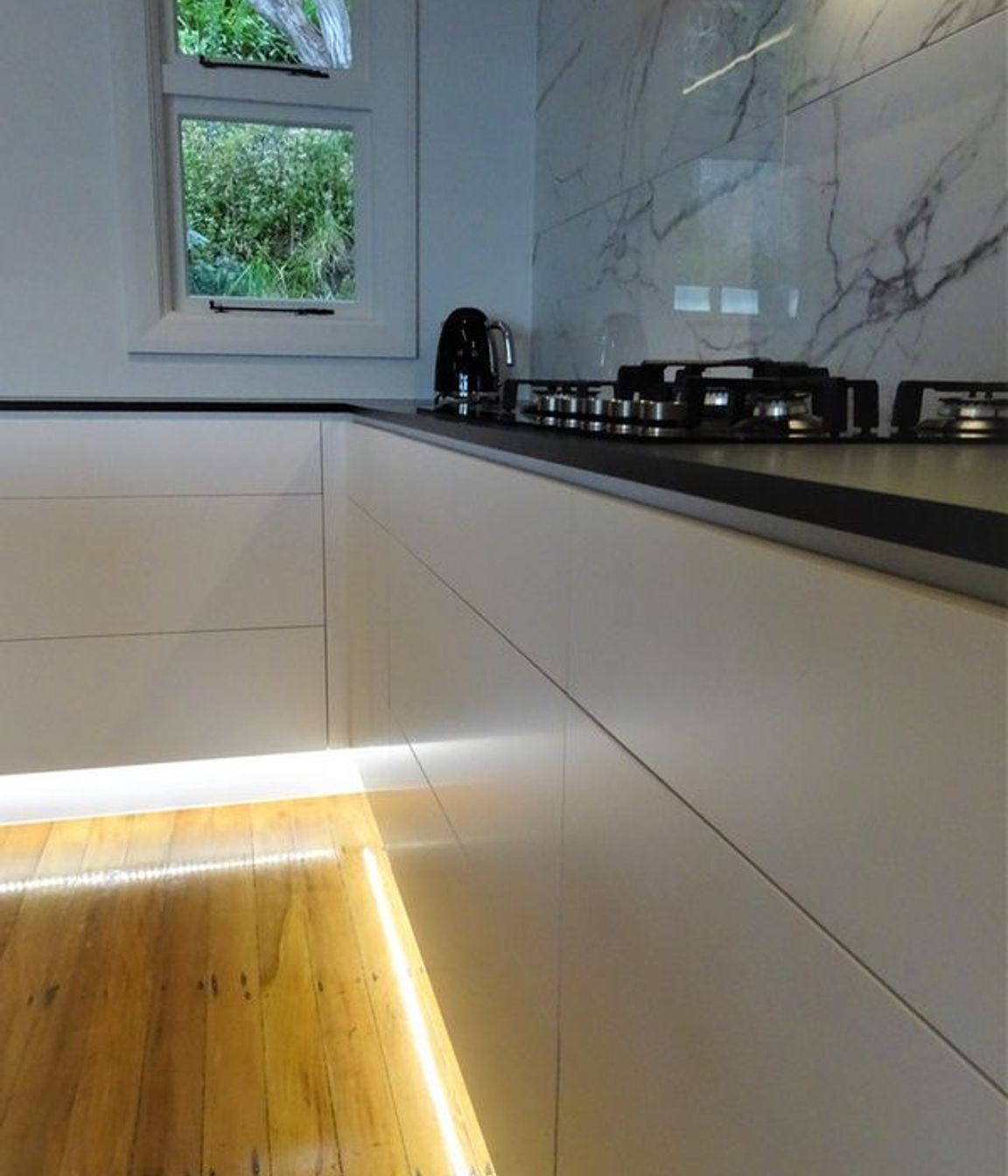 Push open drawers without handles