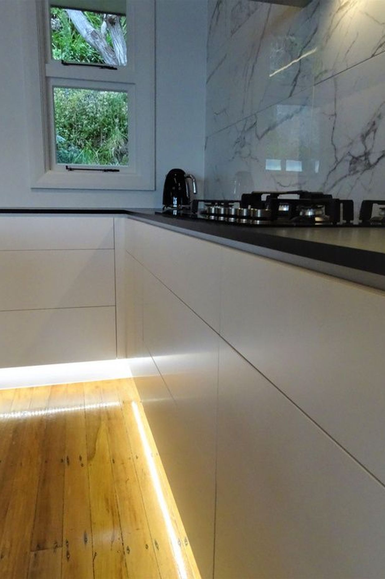 Push open drawers without handles