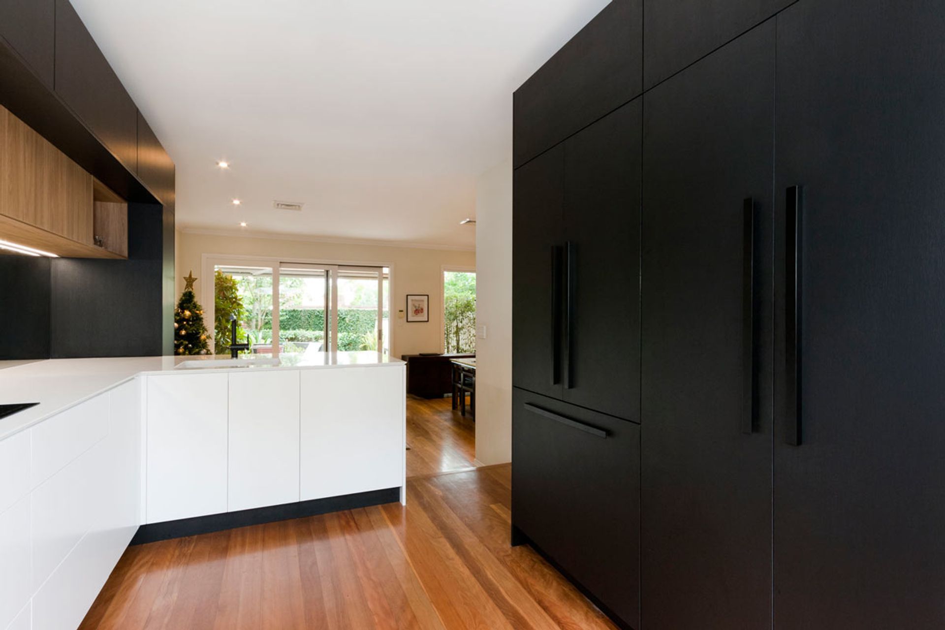 Quantum-Quartz-Alpine-White-sharknose-kitchen-design-Polytec-black-oak-woodmatt-blum-aventos-Kirribilli-3.jpg