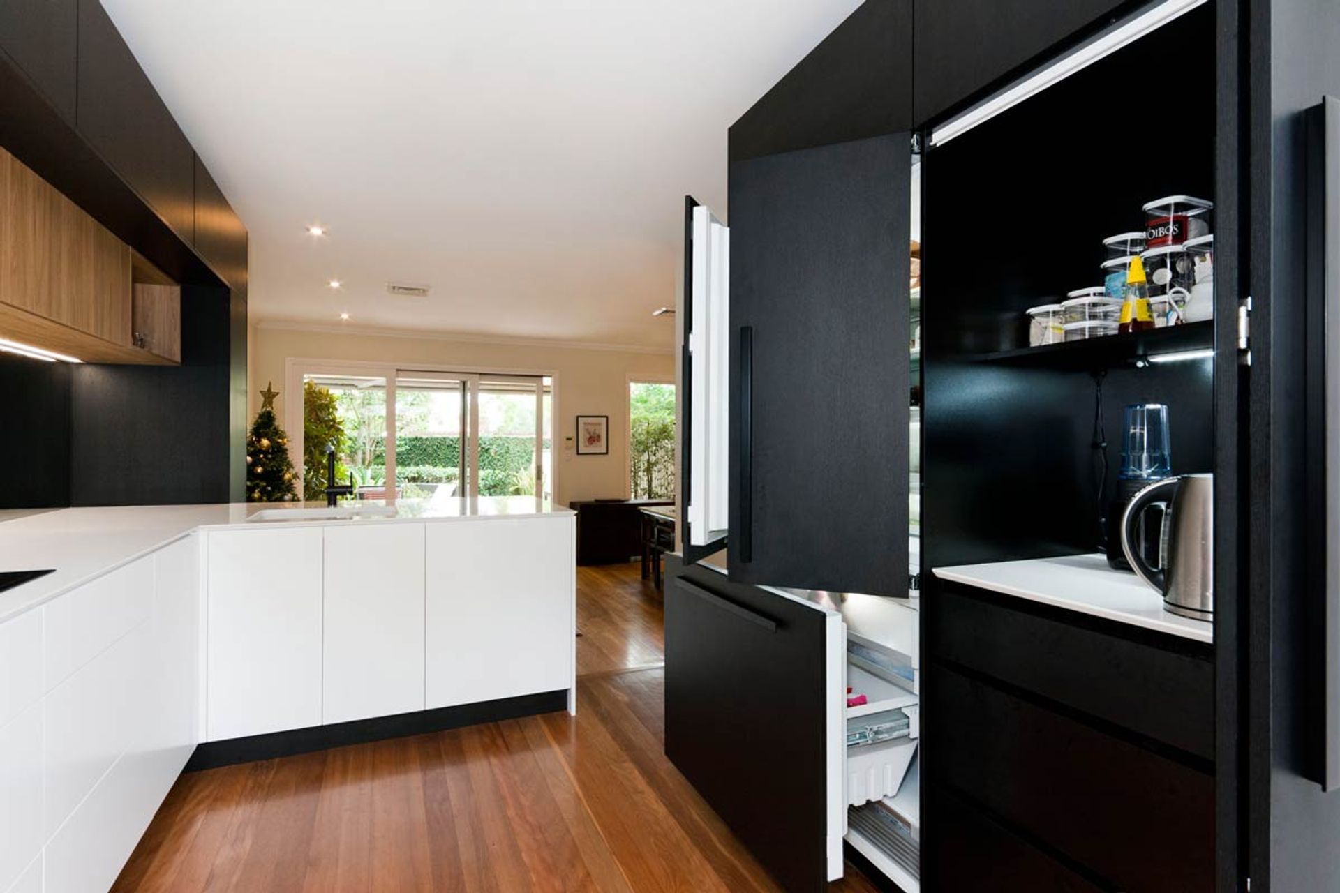Quantum-Quartz-Alpine-White-sharknose-kitchen-design-Polytec-black-oak-woodmatt-blum-aventos-Kirribilli-4.jpg