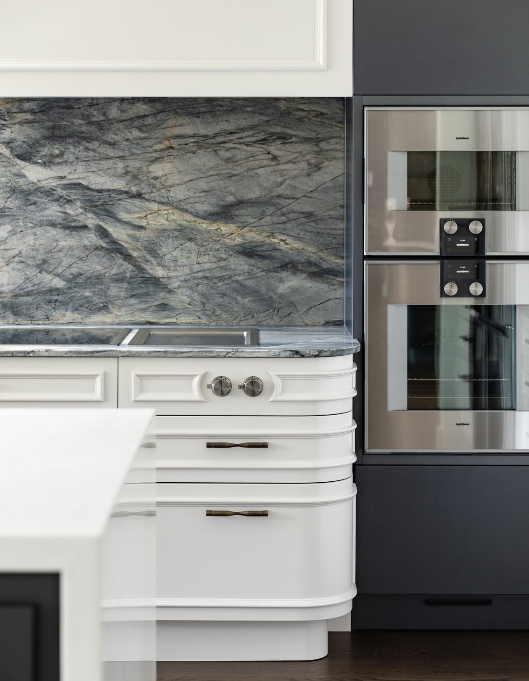 Celebrating the Neoclassic aesthetic, face-mounted bolection mouldings provide a classic detailing, delicately blending with the modern.  These are scaled to suit the door’s proportions.