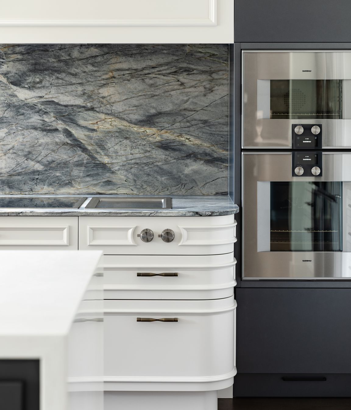 Celebrating the Neoclassic aesthetic, face-mounted bolection mouldings provide a classic detailing, delicately blending with the modern.  These are scaled to suit the door’s proportions.