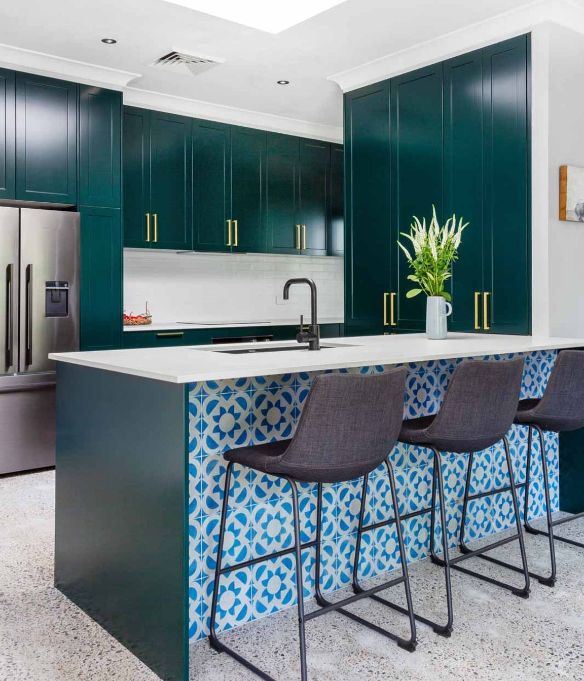 caesarstone-kitchen-design-sydney-green-white-luxury-premier-kitchens-statuario-maximus-03.jpg