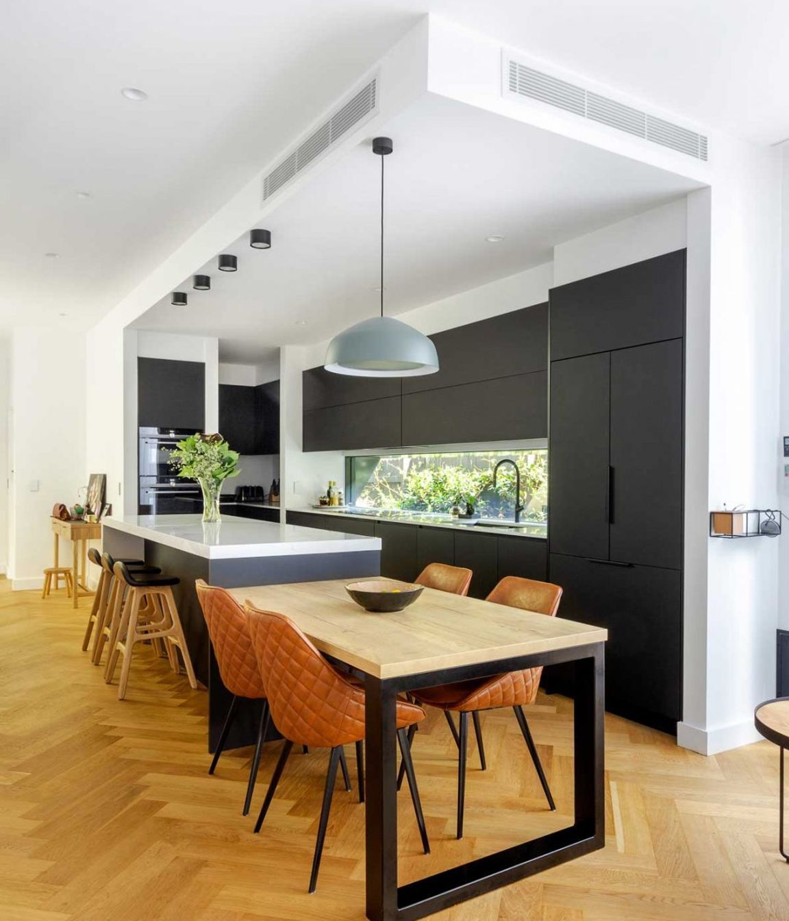 caesarstone-luxury-kitchen-design-mosman-sydney-black-white-cabinets-premier-kitchens-australia-01-1084x1626.jpg
