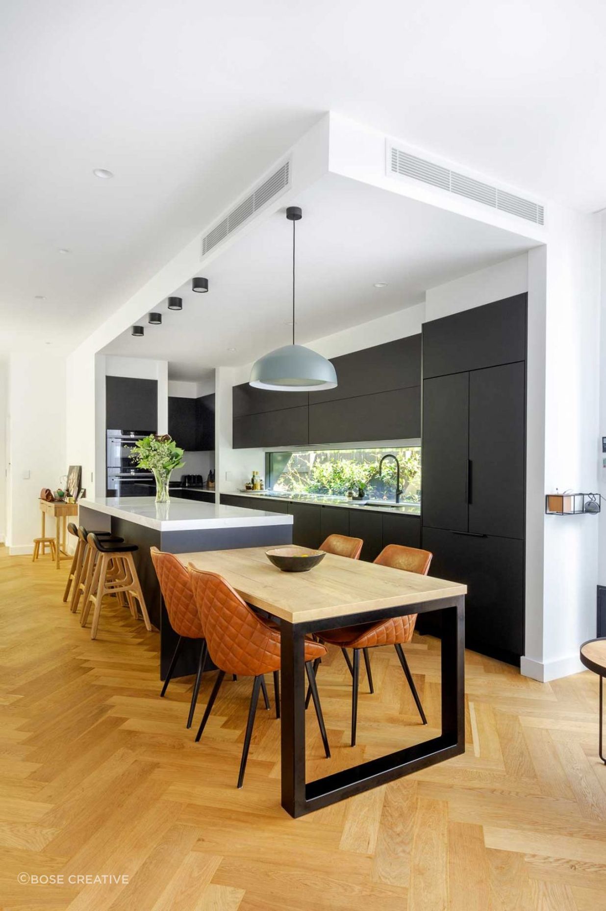 caesarstone-luxury-kitchen-design-mosman-sydney-black-white-cabinets-premier-kitchens-australia-01-1084x1626.jpg