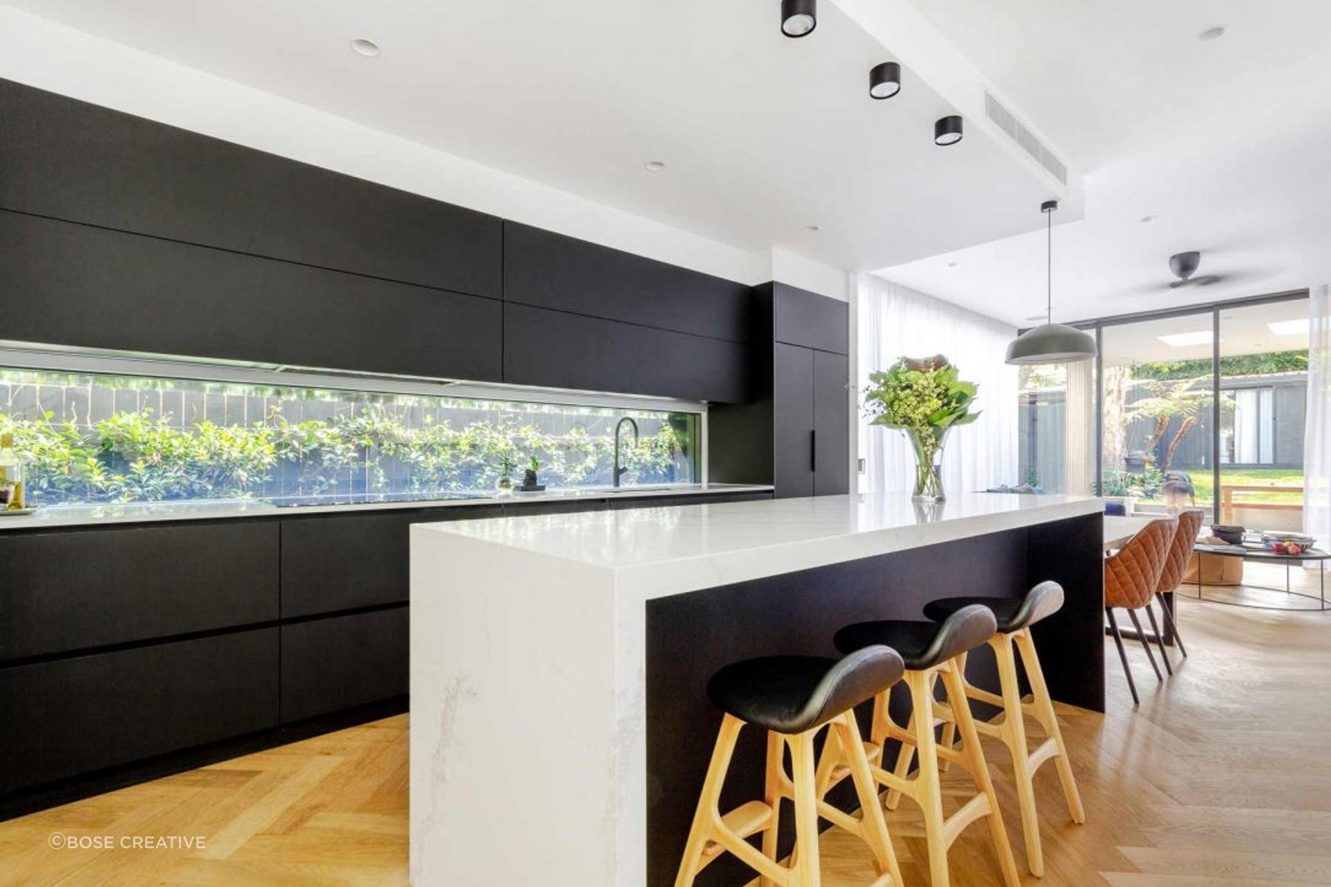 caesarstone-luxury-kitchen-design-mosman-sydney-black-white-cabinets-premier-kitchens-australia-02-1084x723.jpg