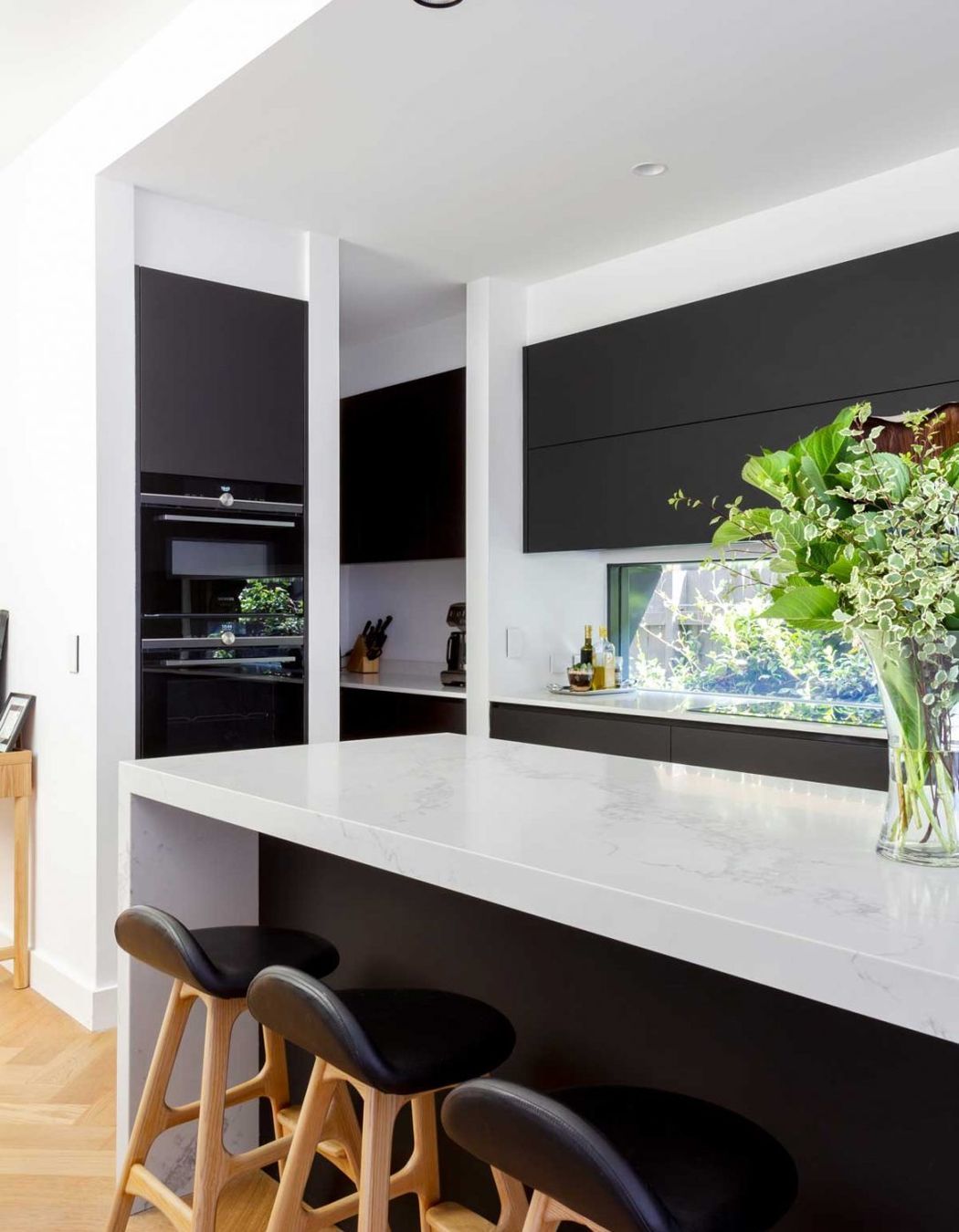 caesarstone-luxury-kitchen-design-mosman-sydney-black-white-cabinets-premier-kitchens-australia-04-1084x1626.jpg