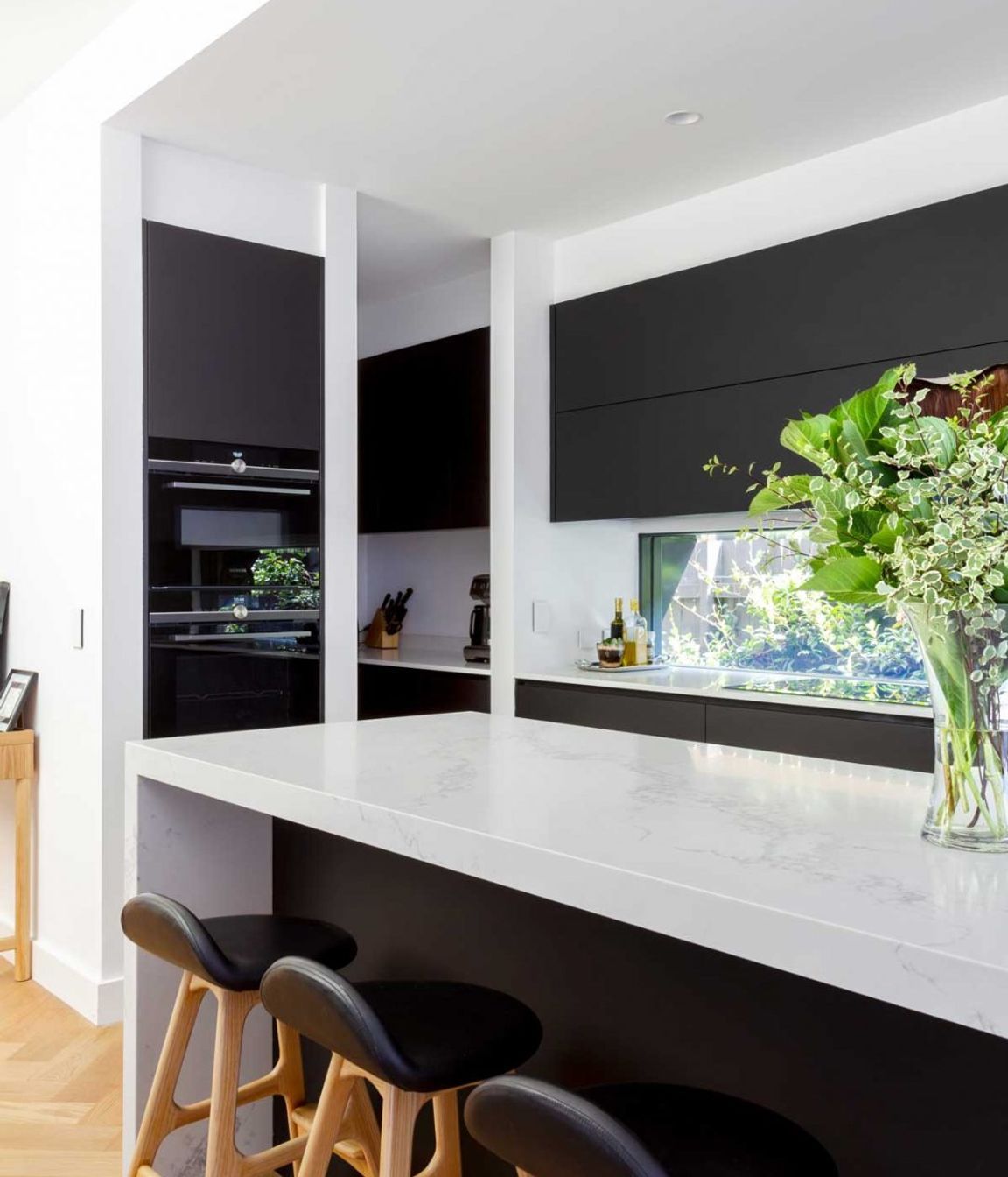 caesarstone-luxury-kitchen-design-mosman-sydney-black-white-cabinets-premier-kitchens-australia-04-1084x1626.jpg
