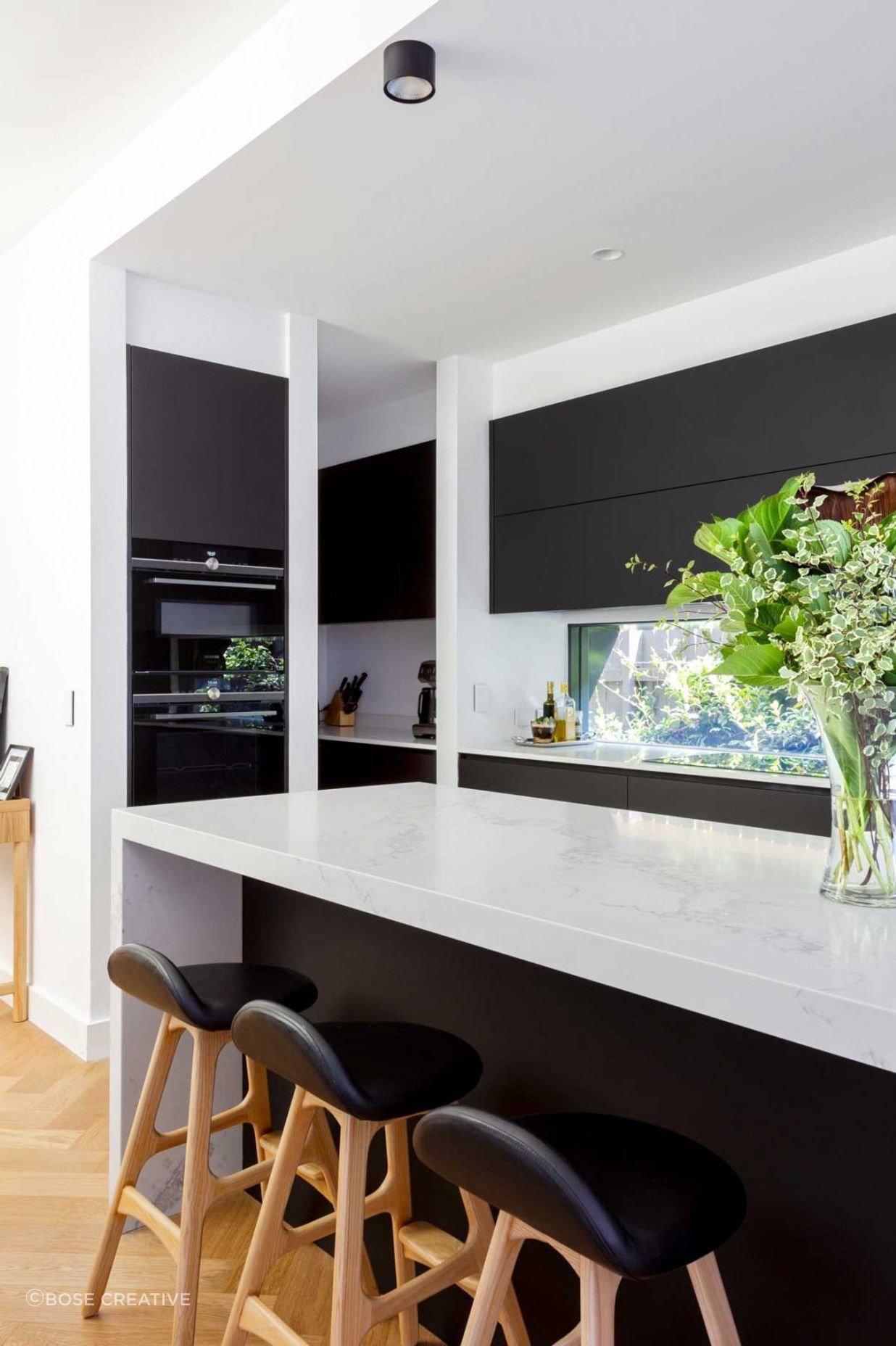 caesarstone-luxury-kitchen-design-mosman-sydney-black-white-cabinets-premier-kitchens-australia-04-1084x1626.jpg