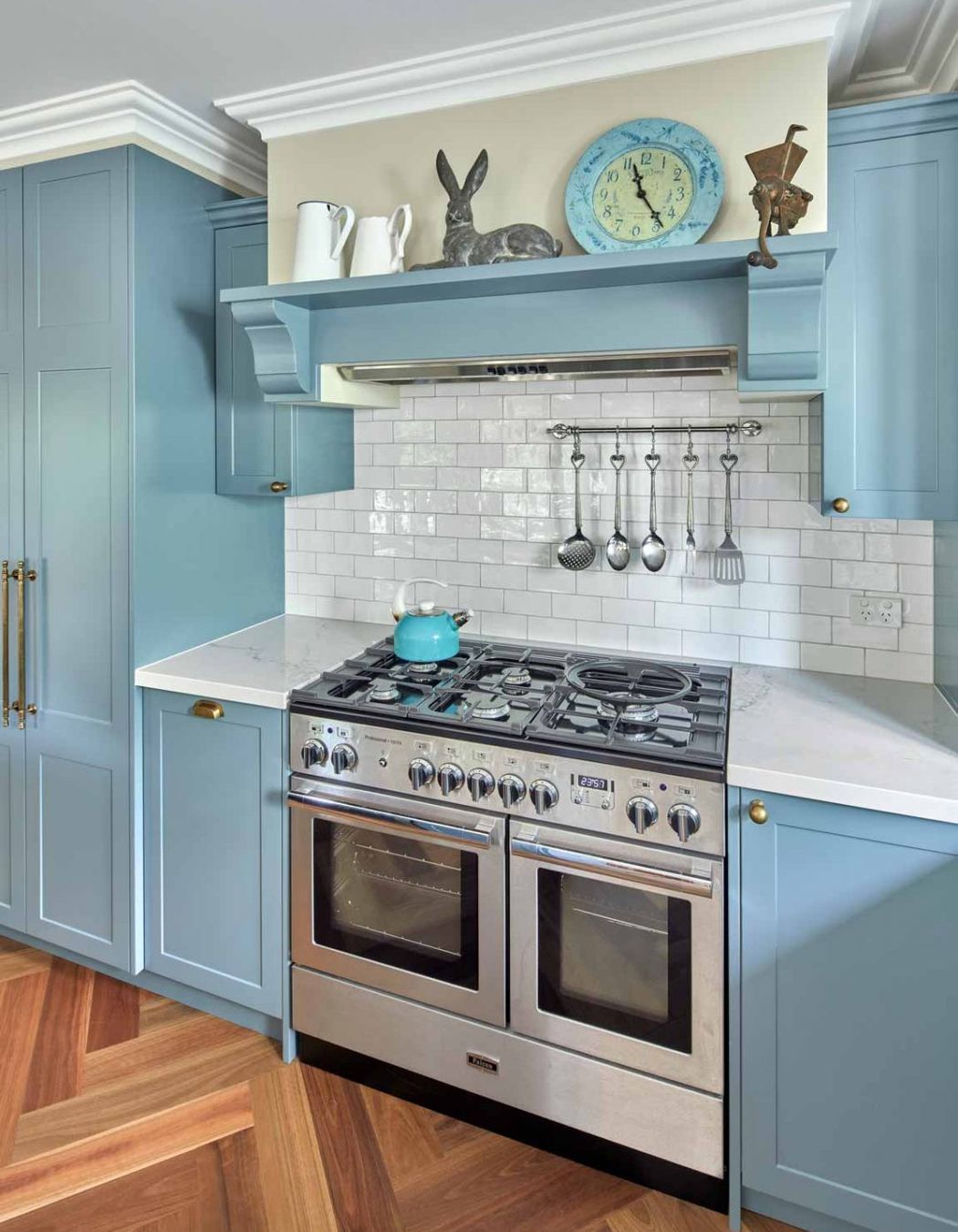 classic-luxury-kitchen-design-gitani-statuario-light-blue-traditional-shaker-cabinets-premier-kitchens-06-1084x1508.jpg