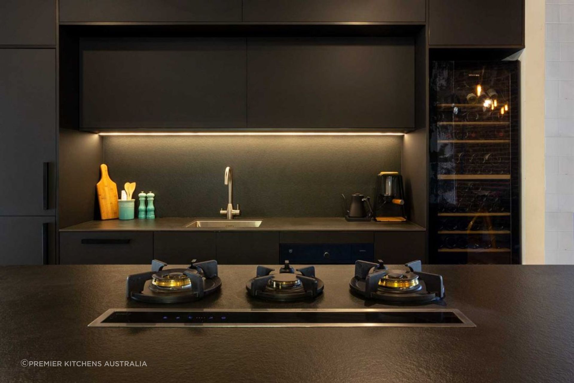kitchen-design-sydney-black-industrial-luxury-kitchen-renovation-pitt-gas-burners-elica-downdraft-vintec-1084x723.jpg