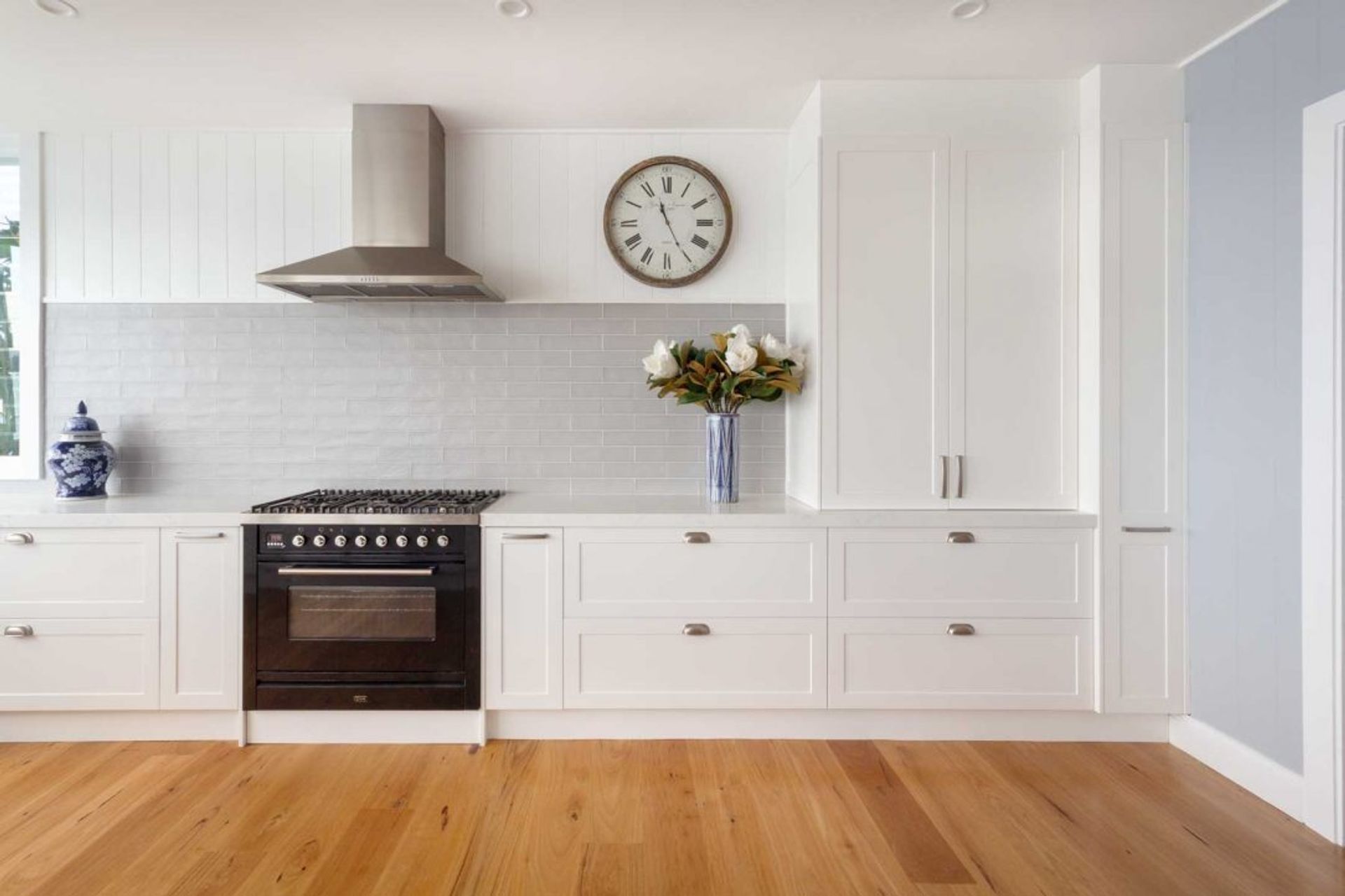 kitchen-design-sydney-classic-white-hamptons-ilve-cooker-appliance-cupboard-2-1084x723.jpg