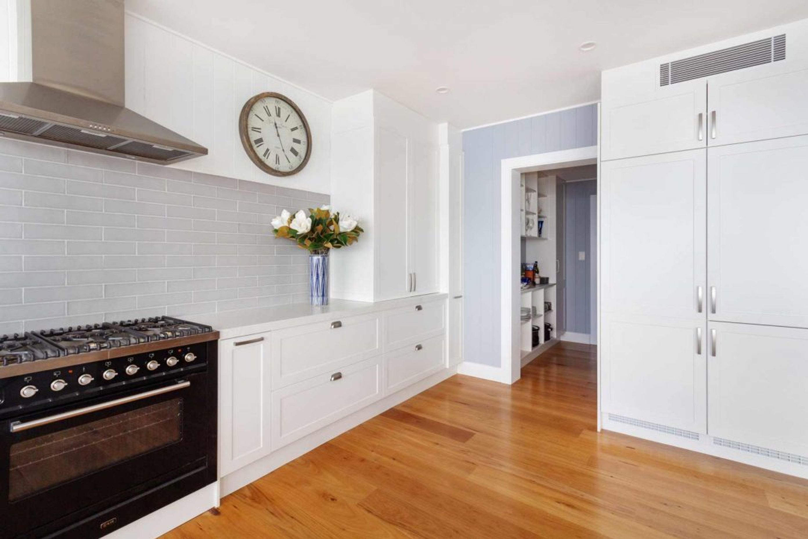 kitchen-design-sydney-classic-white-hamptons-ilve-cooker-walk-in-pantry-1084x723.jpg