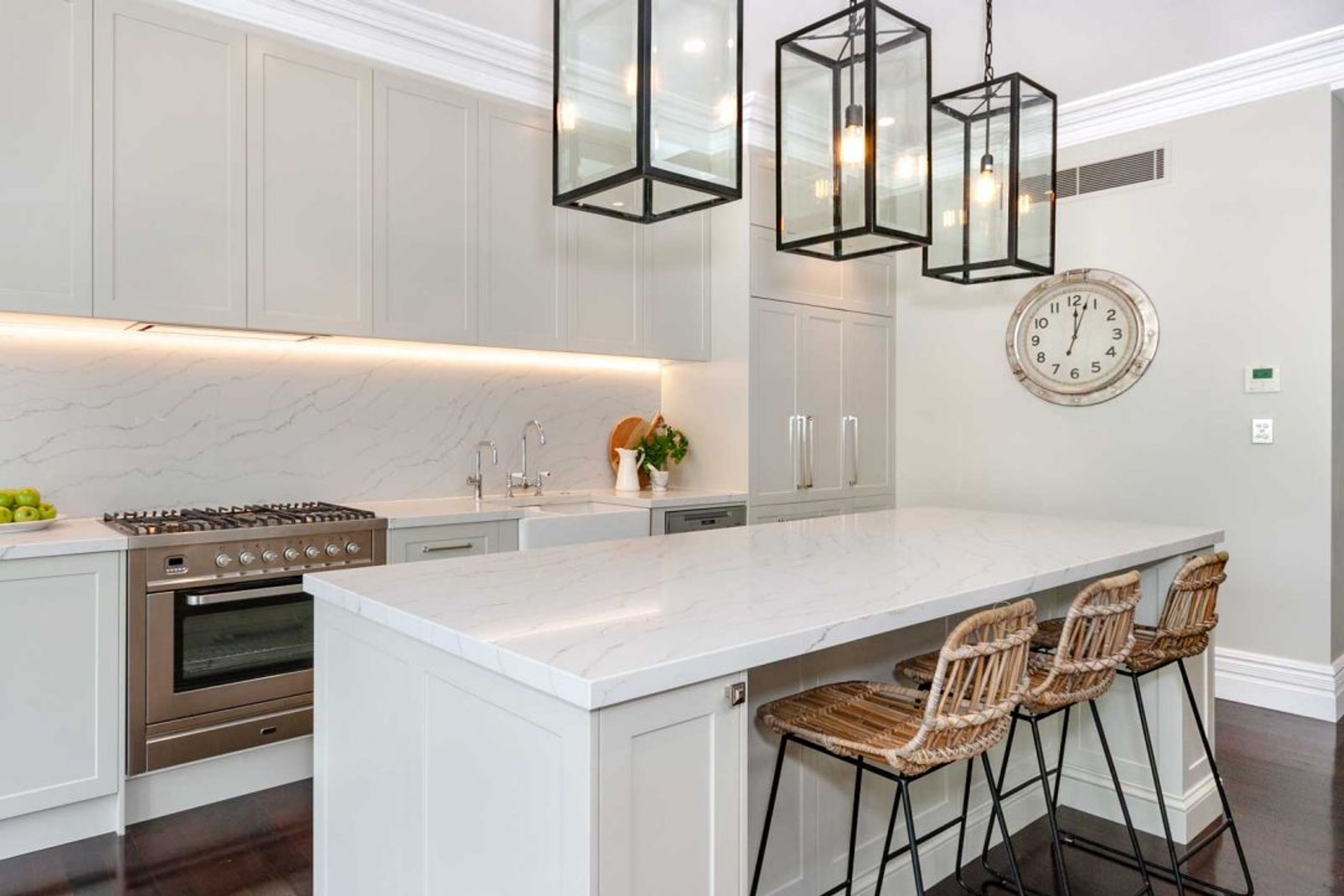 kitchen-design-sydney-hamptons-white-shaker-ilve-cooker-smart-stone-calacatta-4-1084x723.jpg