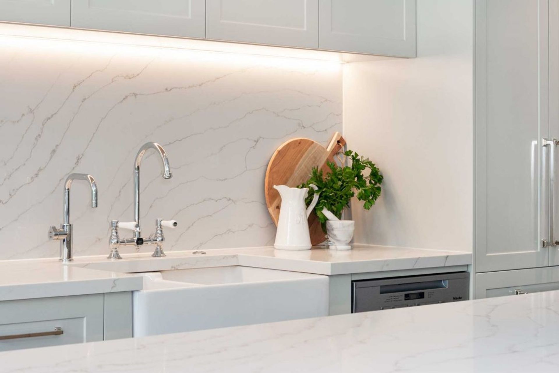 kitchen-design-sydney-hamptons-white-shaker-ilve-cooker-smart-stone-calacatta-5-1084x723.jpg