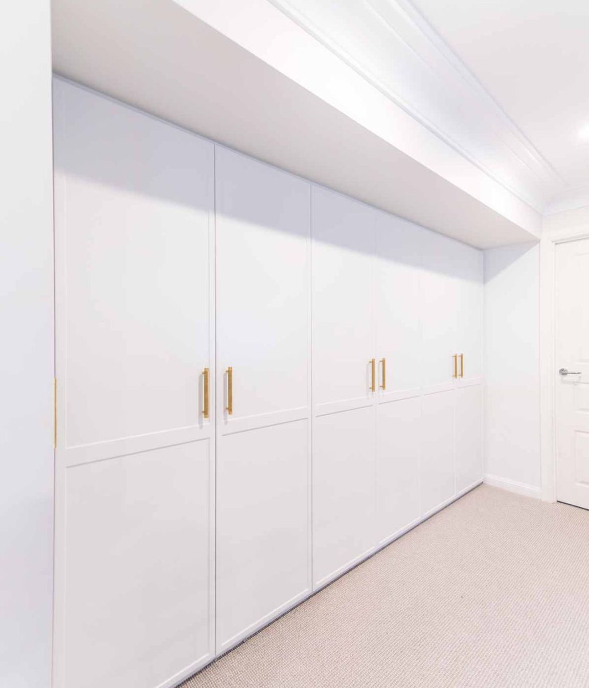 luxury-modern-premier-kitchens-additional-wardrobe-3-1084x1629.jpg