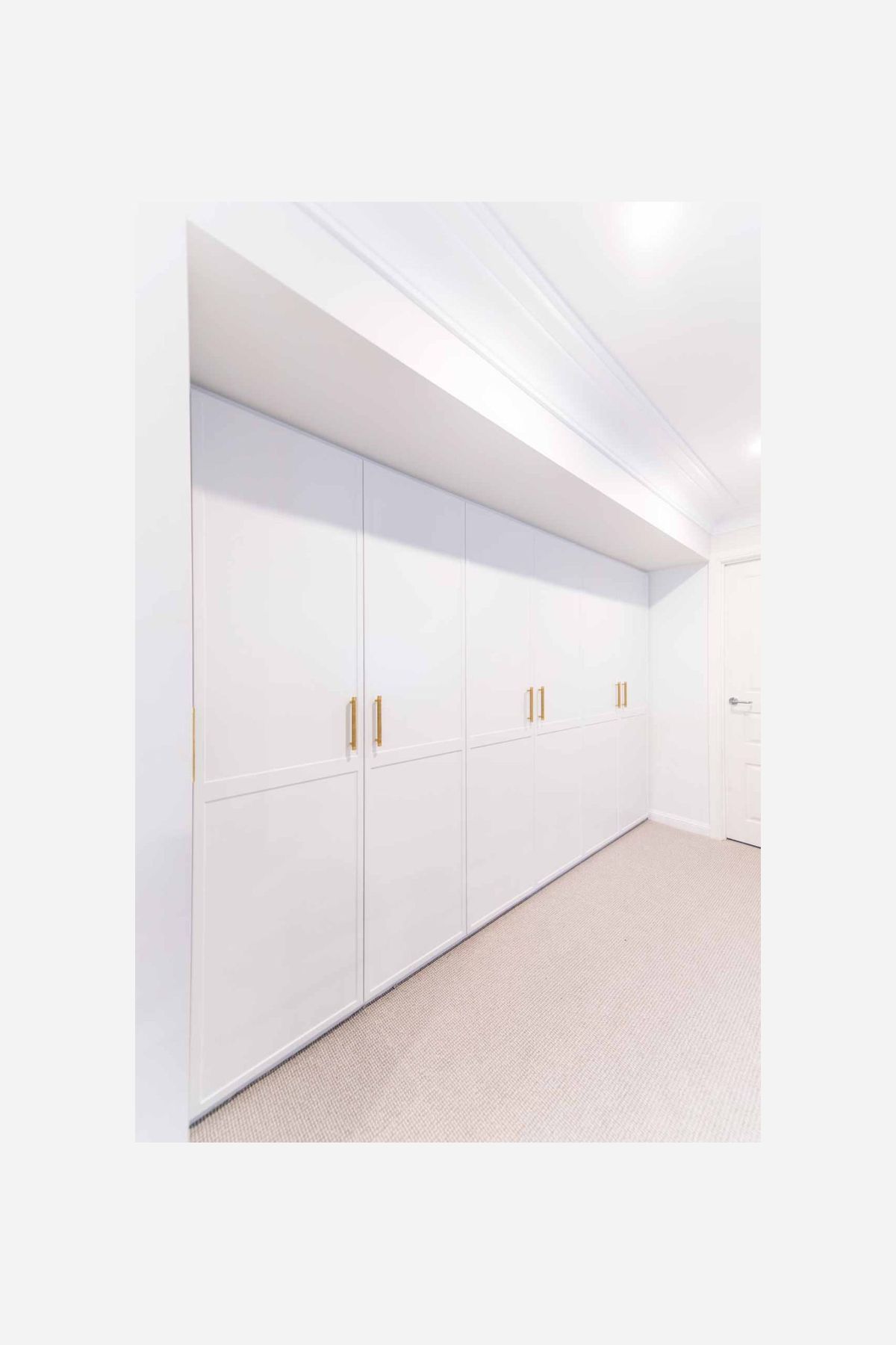 luxury-modern-premier-kitchens-additional-wardrobe-3-1084x1629.jpg