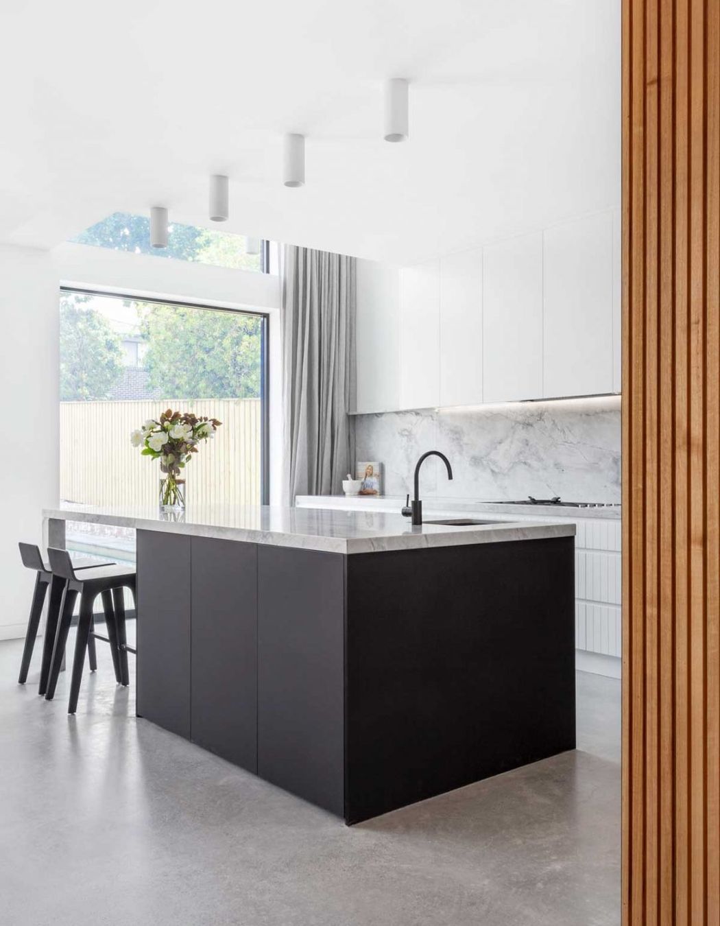 modern-contemporary-kitchen-design-black-white-grey-superwhite-stone-03-1084x1626.jpg