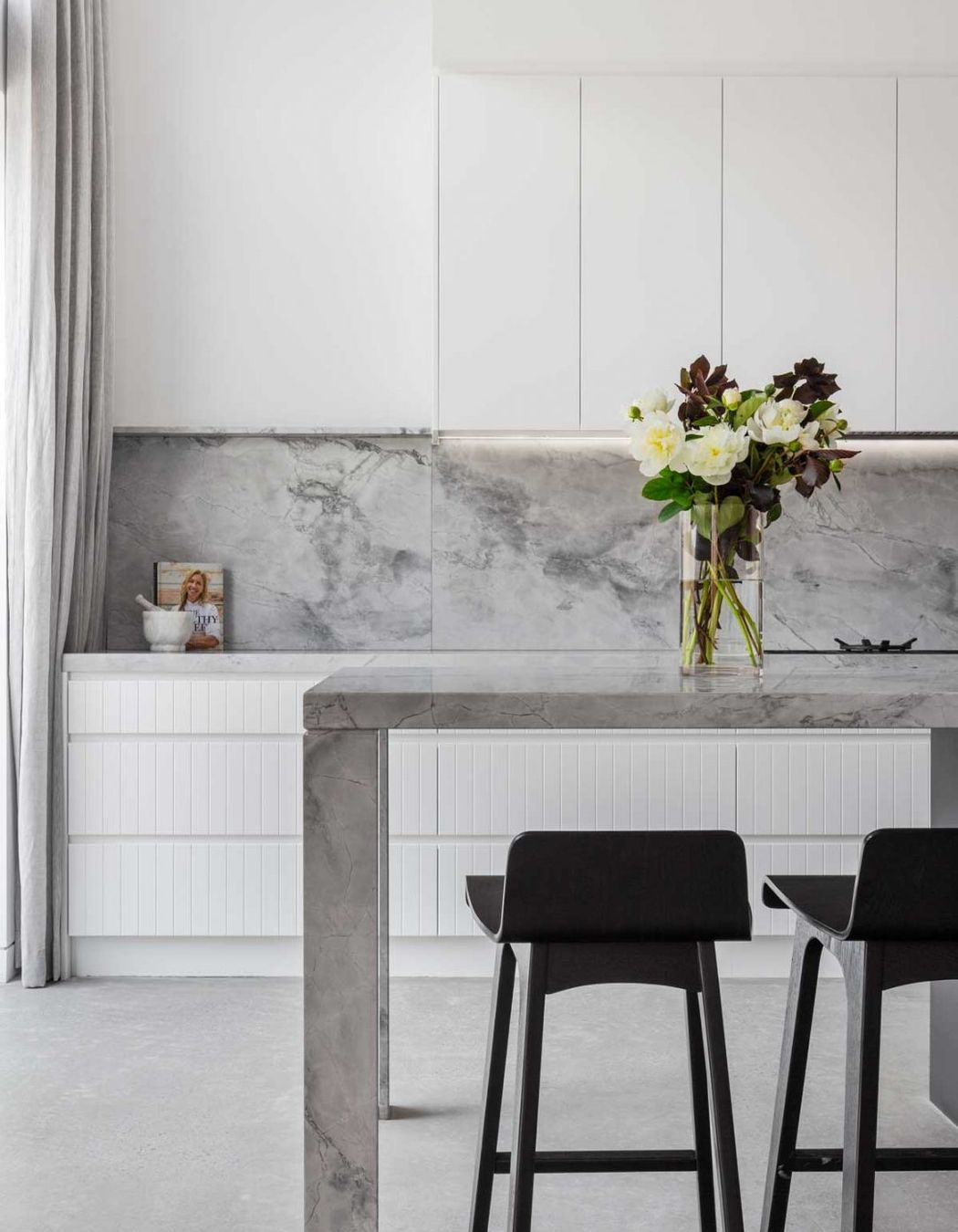 modern-contemporary-kitchen-design-black-white-grey-superwhite-stone-04-1084x1626.jpg