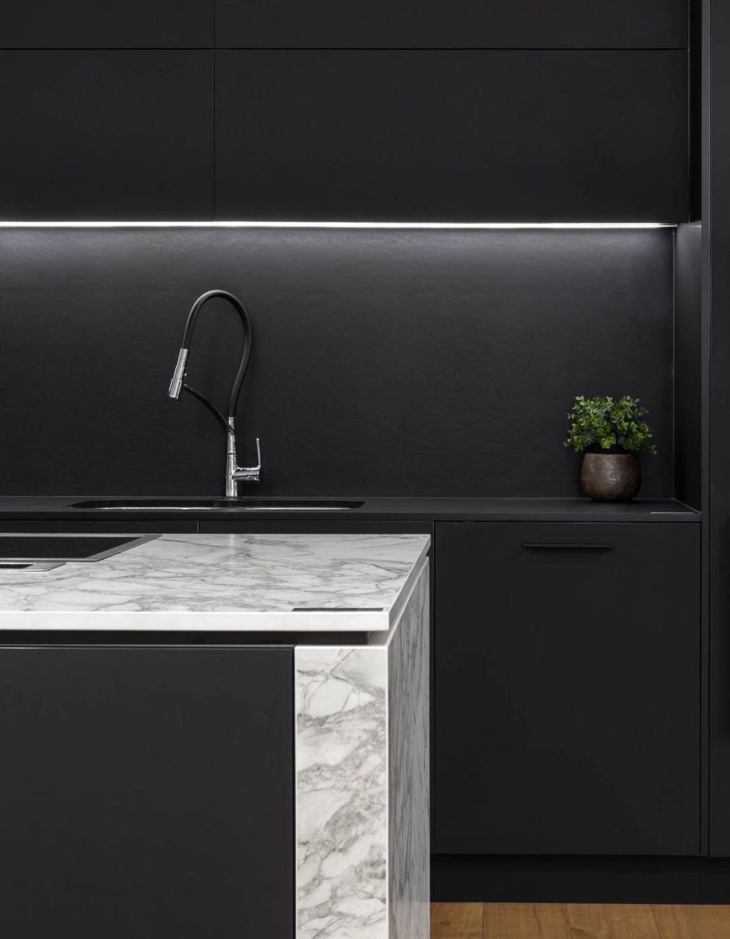 modern-kitchen-design-sydney-kitchen-showroom-portum-portum-benchtop-black-cabinets-4-1084x1626.jpg