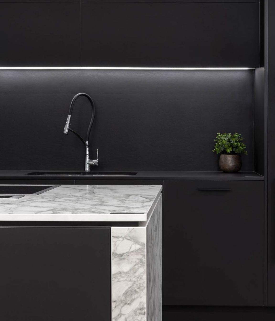 modern-kitchen-design-sydney-kitchen-showroom-portum-portum-benchtop-black-cabinets-4-1084x1626.jpg