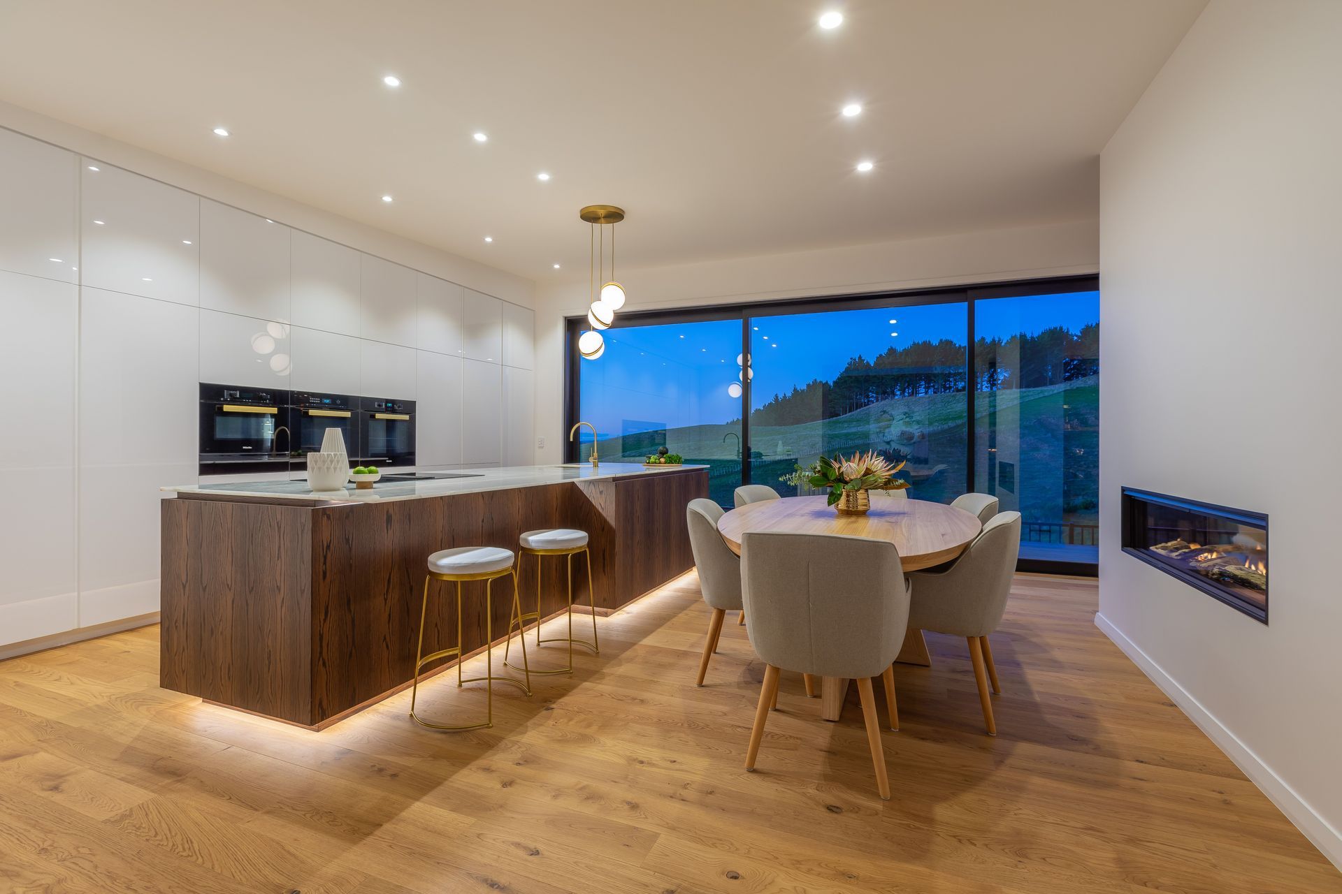 Ultraglaze Arctic Gloss and Prime Veneer in American White Oak Crown Cut, Designed by Leonie Hamill of Cube Dentro