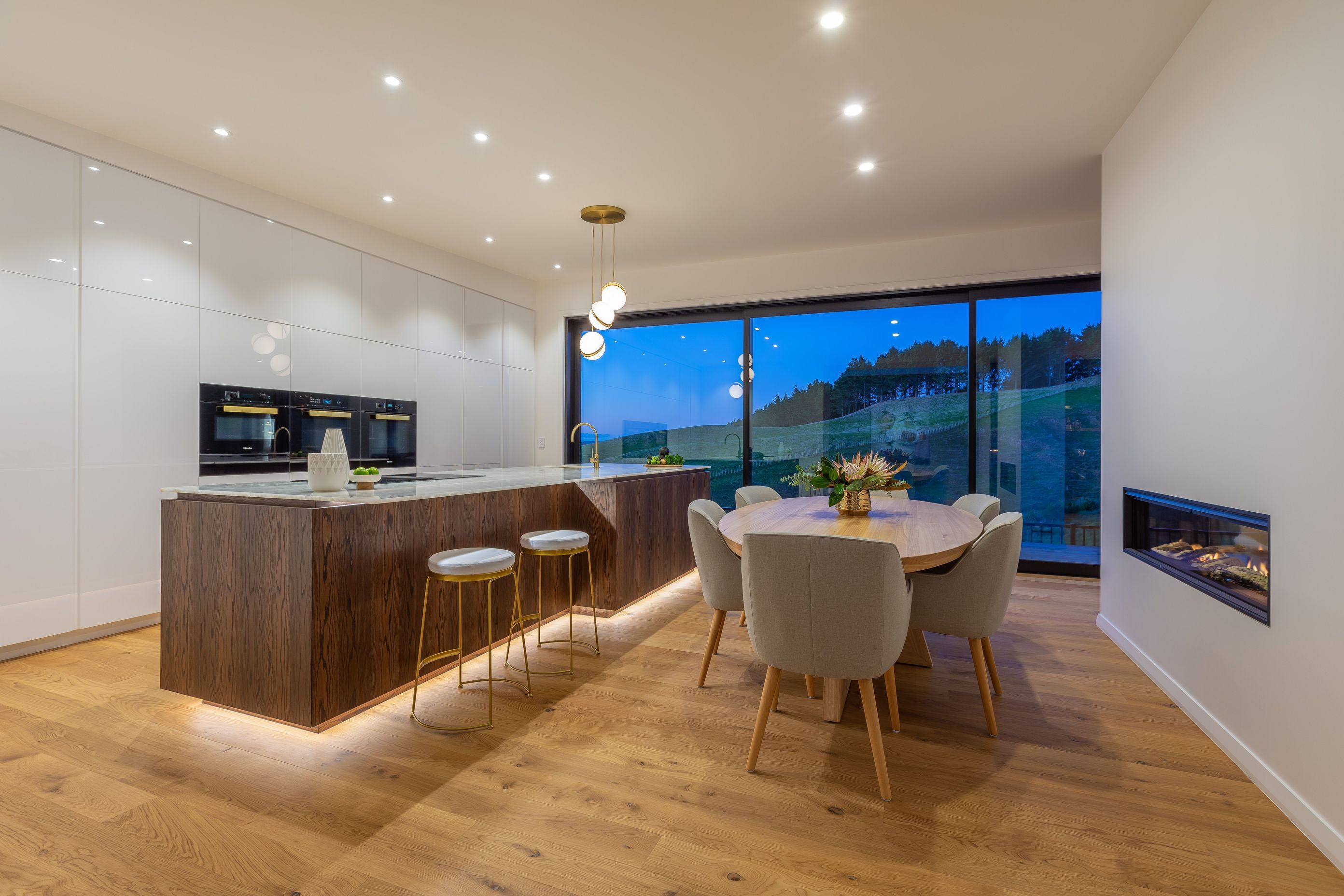 Ultraglaze Arctic Gloss and Prime Veneer in American White Oak Crown Cut, Designed by Leonie Hamill of Cube Dentro