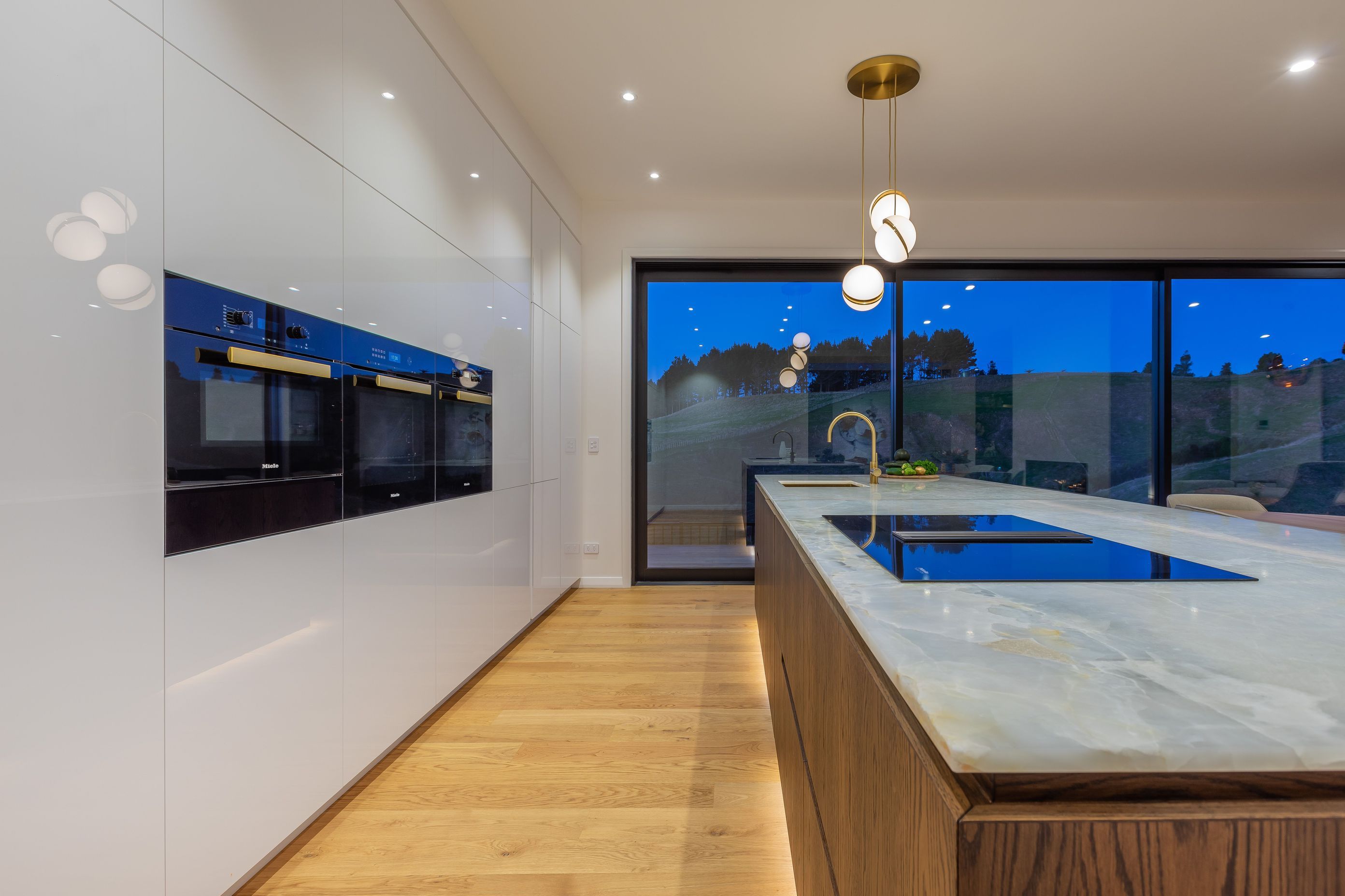 Ultraglaze Arctic Gloss and Prime Veneer in American White Oak Crown Cut, Designed by Leonie Hamill of Cube Dentro
