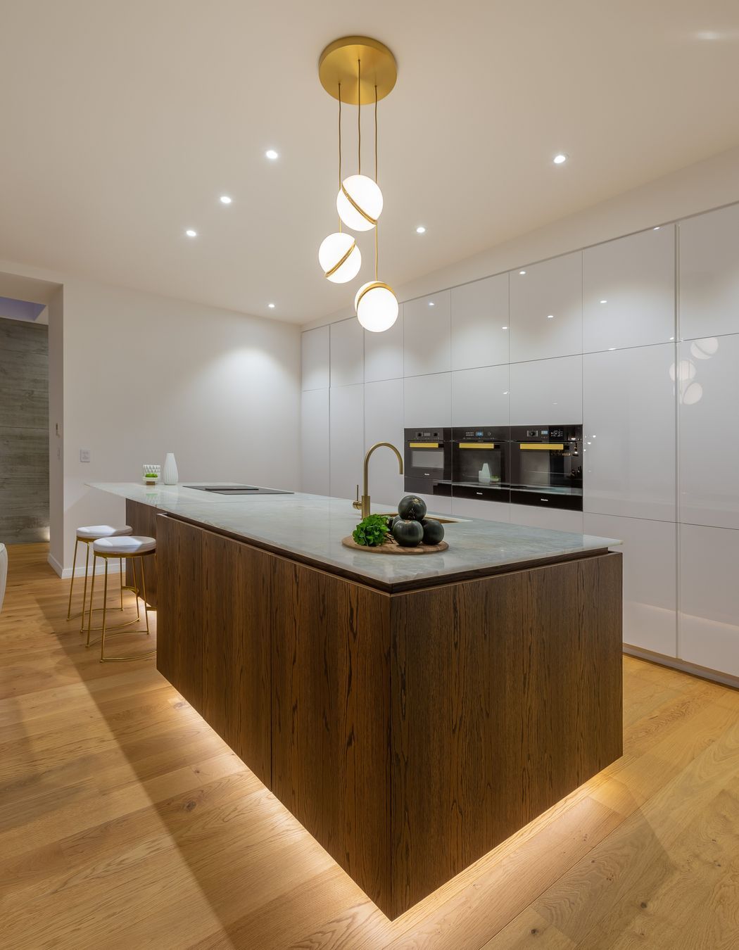 Ultraglaze Arctic Gloss and Prime Veneer in American White Oak Crown Cut, Designed by Leonie Hamill of Cube Dentro