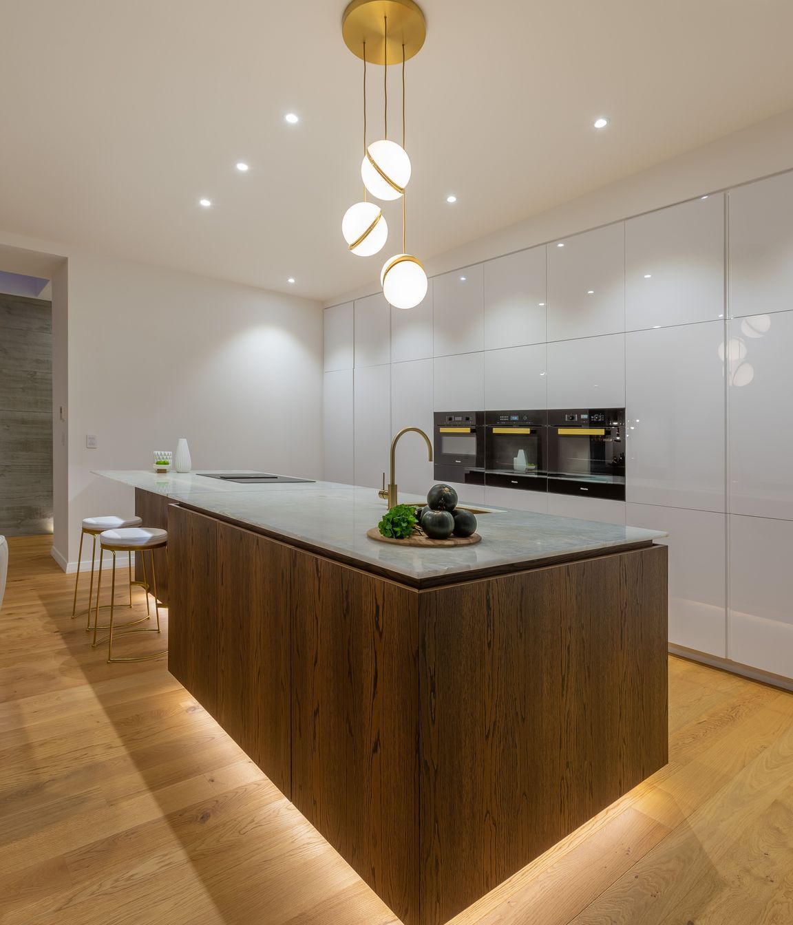 Ultraglaze Arctic Gloss and Prime Veneer in American White Oak Crown Cut, Designed by Leonie Hamill of Cube Dentro
