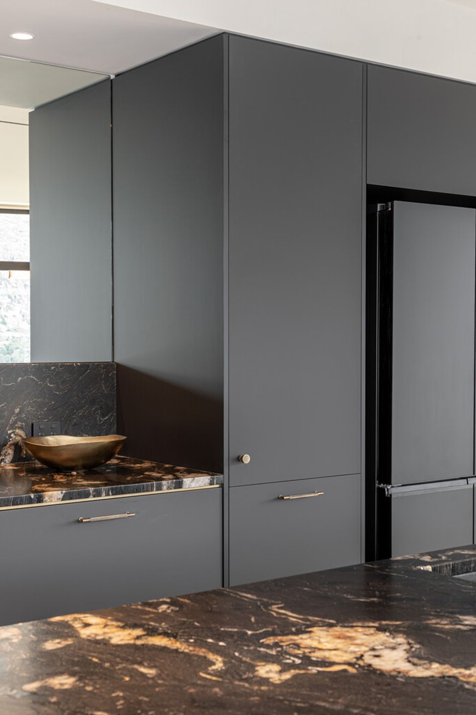 Mirrored splashback for space maximisation