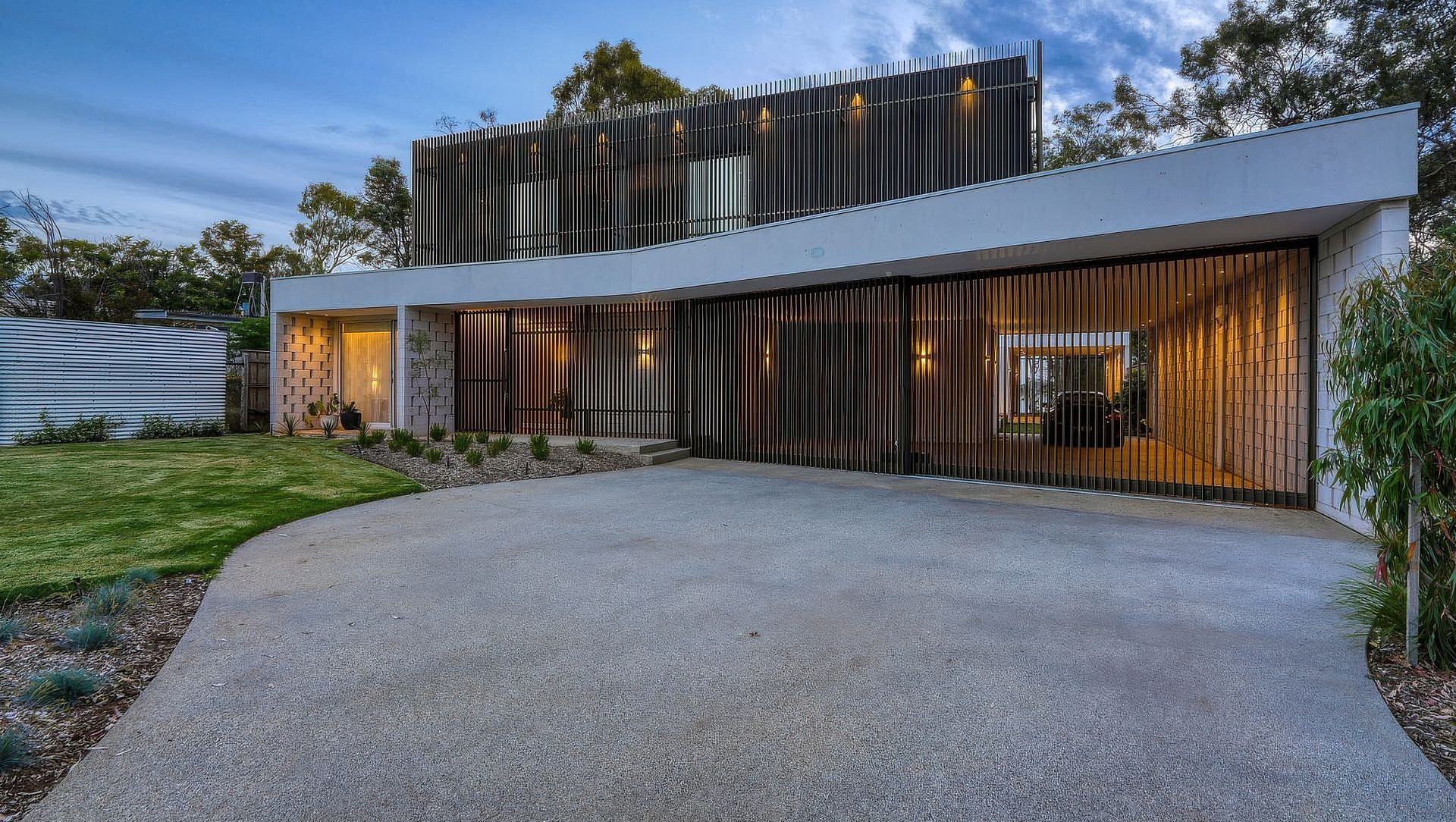 Luxurious Lake Side Living banner