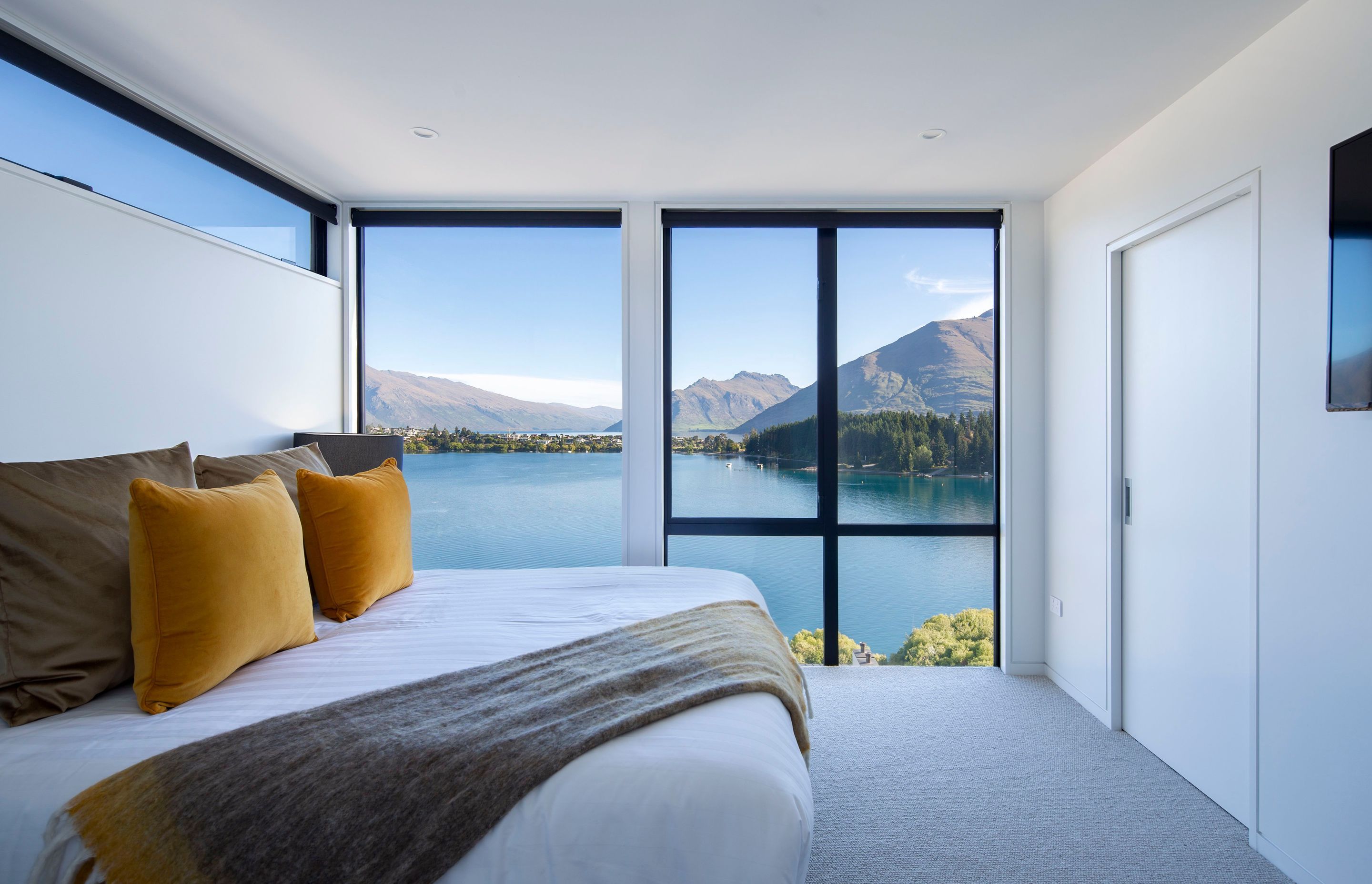 Lakeside Villa | QLPM &amp; Rohan Architects