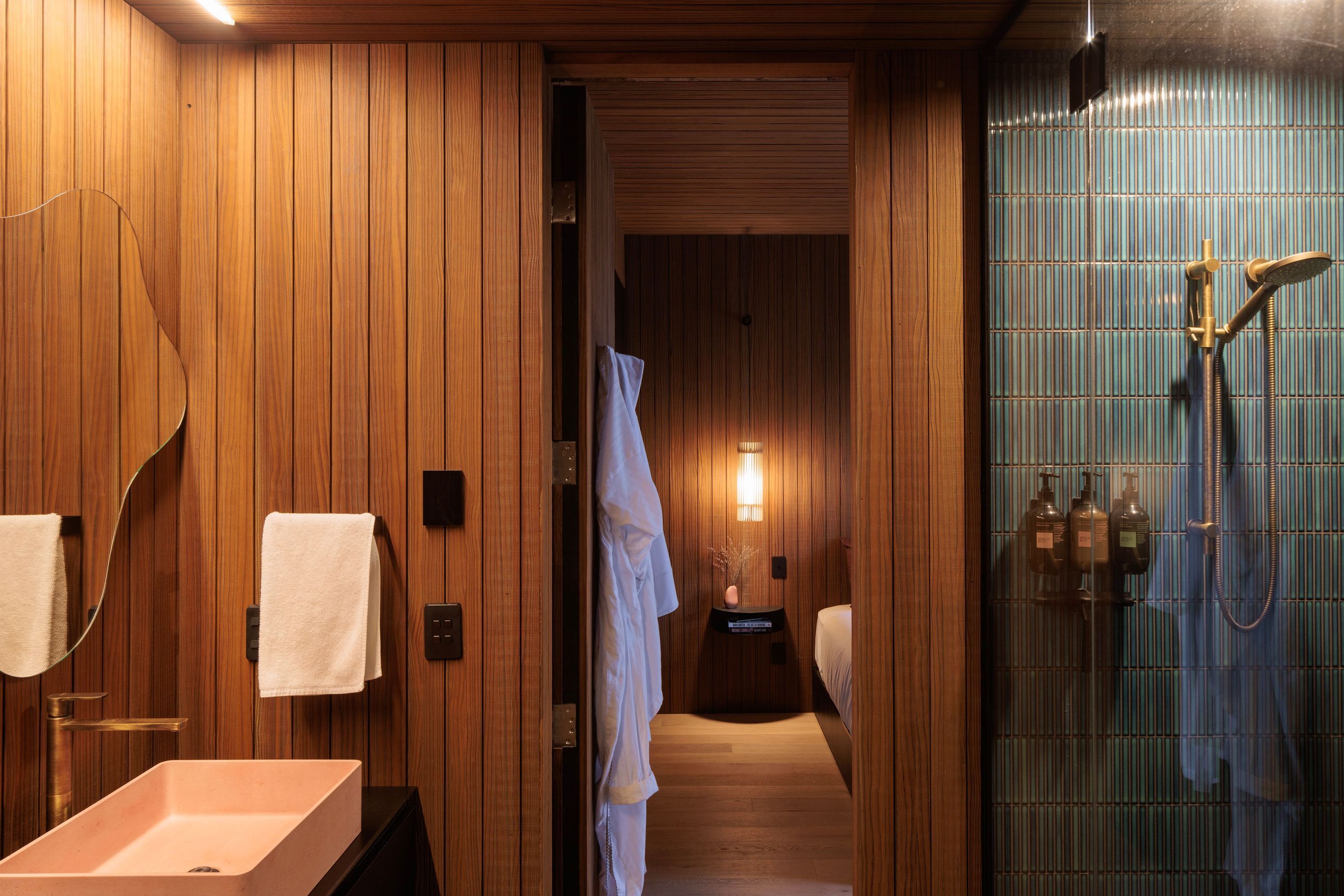 The-ChodgeEnsuite-and-bedroomSimon-Devitt2.jpg
