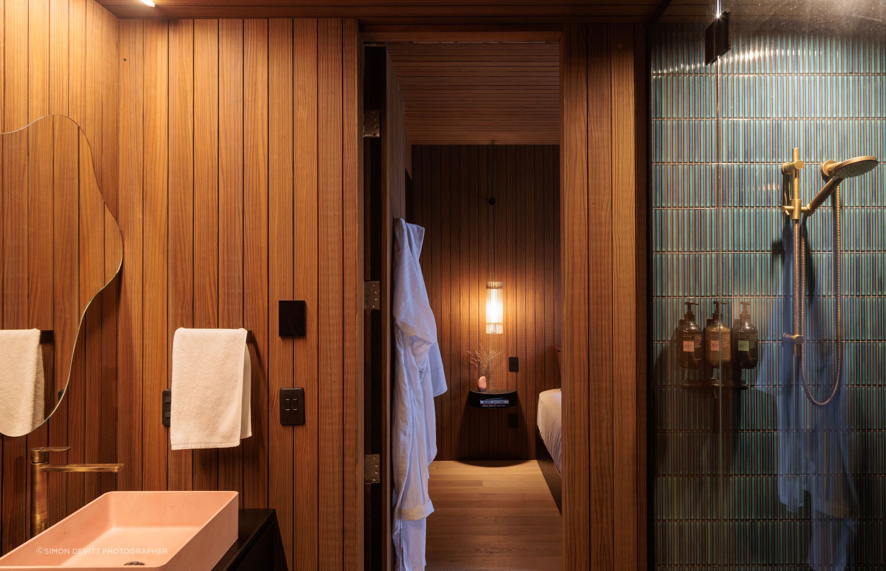 The-ChodgeEnsuite-and-bedroomSimon-Devitt2.jpg
