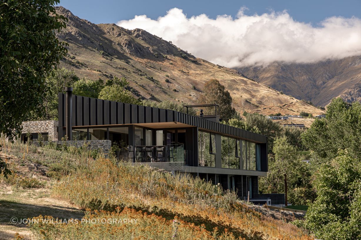 01-Ben-Hudson-Architects-Lake-House-pared-back-contemporary-v3.jpg
