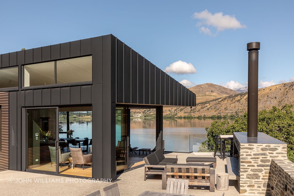 011-Ben-Hudson-Architects-Lake-House-outdoor-entertaining.jpg
