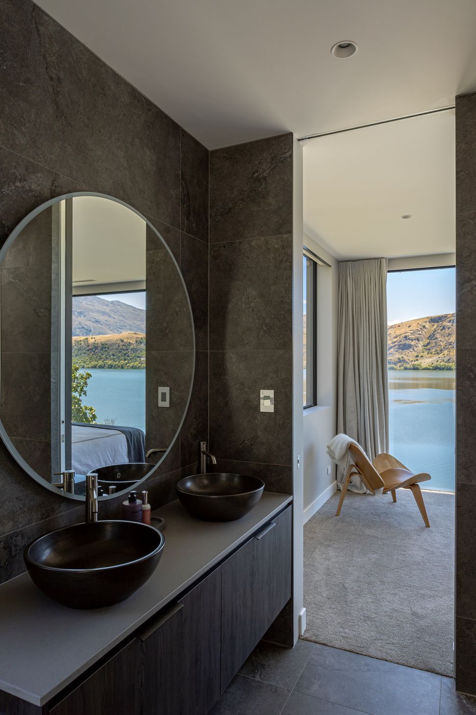 014-Ben-Hudson-Architects-Lake-House-master-ensuite.jpg