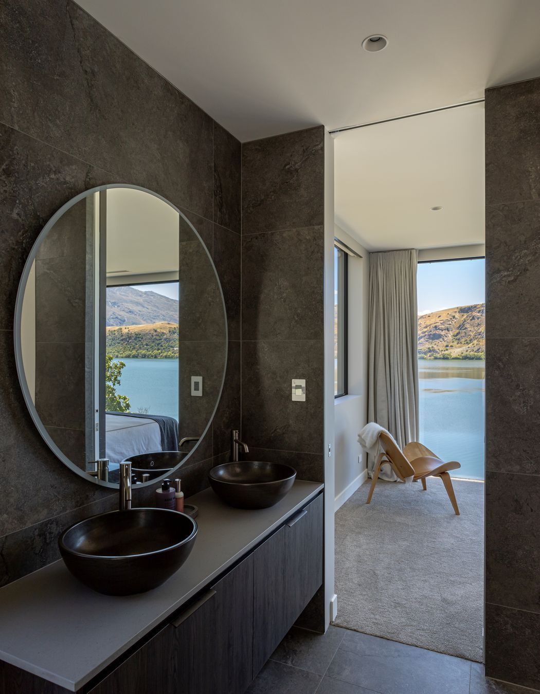 014-Ben-Hudson-Architects-Lake-House-master-ensuite.jpg