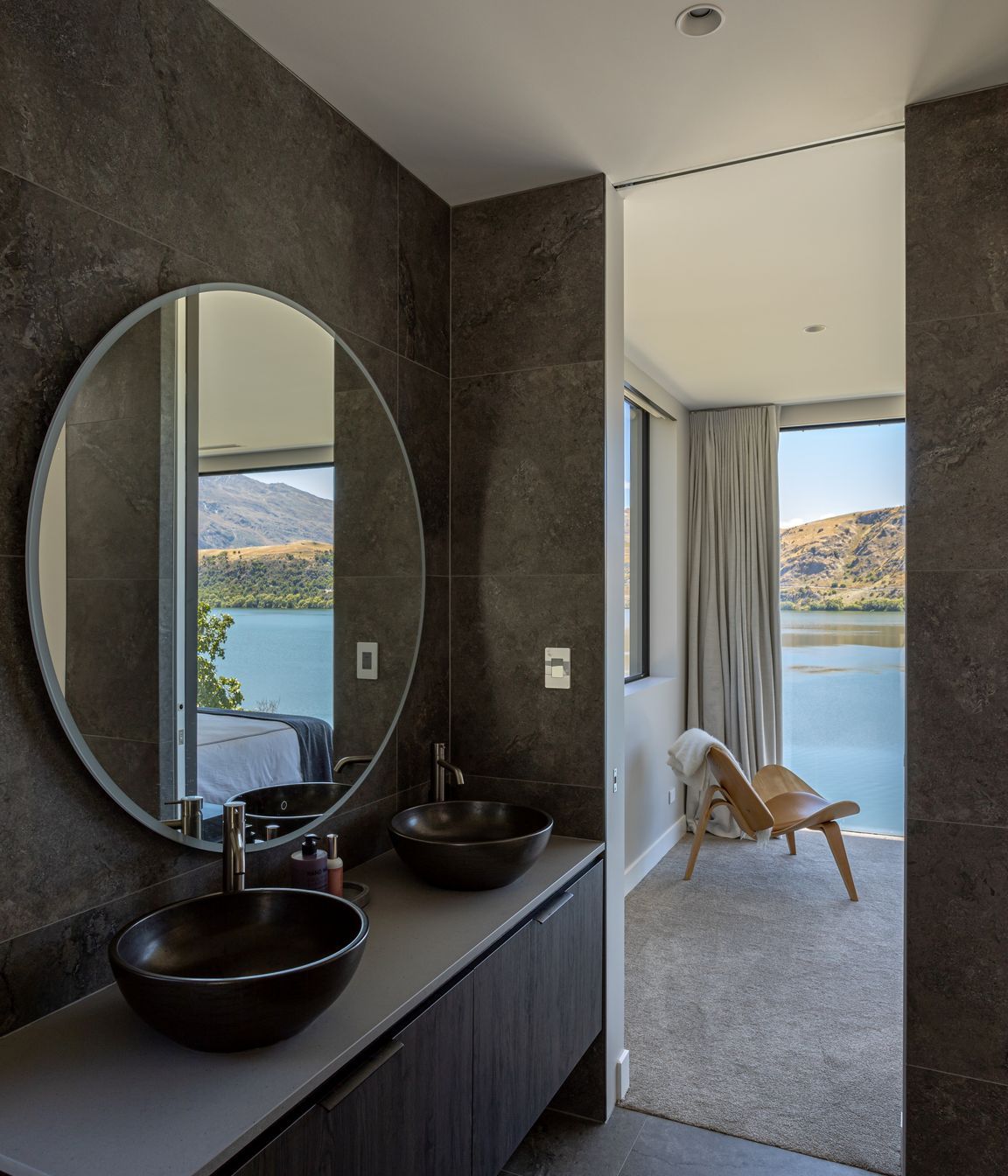 014-Ben-Hudson-Architects-Lake-House-master-ensuite.jpg