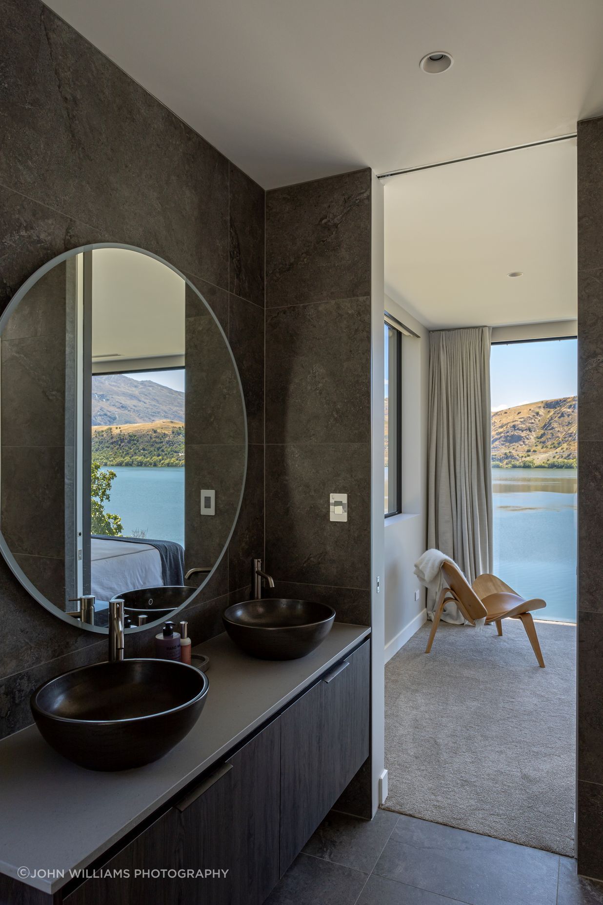 014-Ben-Hudson-Architects-Lake-House-master-ensuite.jpg