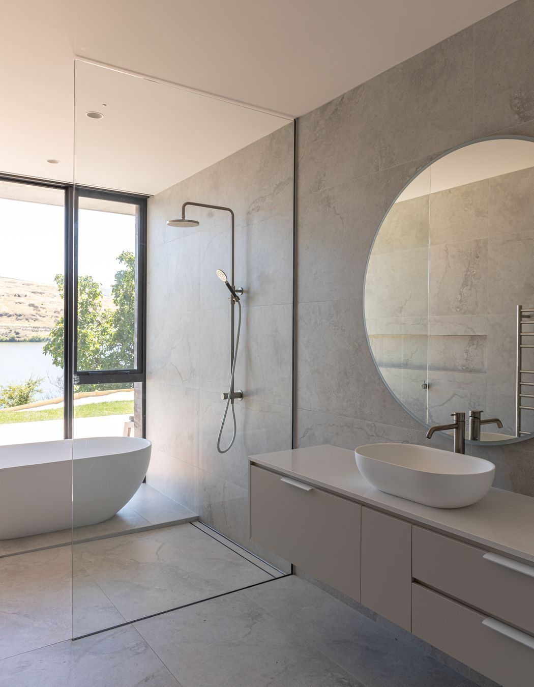 015-Ben-Hudson-Architects-Lake-House-bathroom.jpg