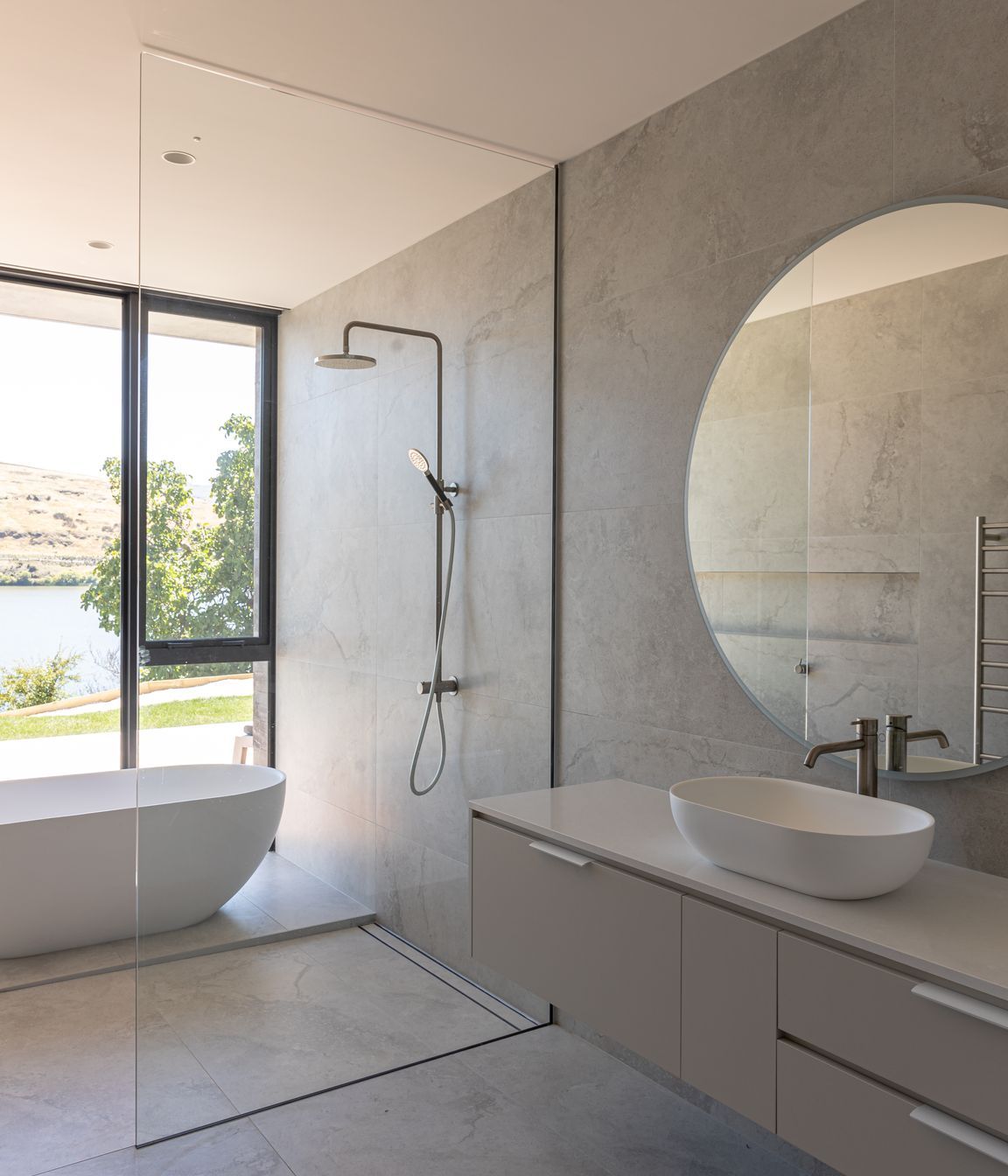 015-Ben-Hudson-Architects-Lake-House-bathroom.jpg