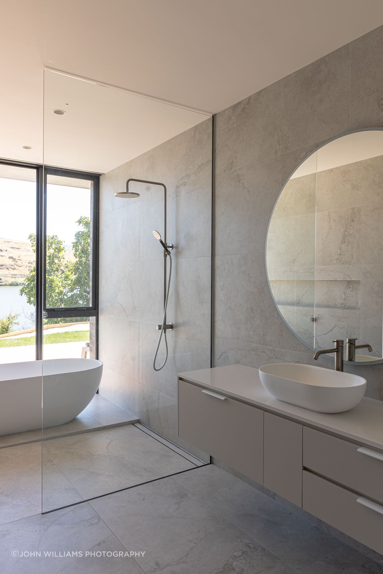 015-Ben-Hudson-Architects-Lake-House-bathroom.jpg