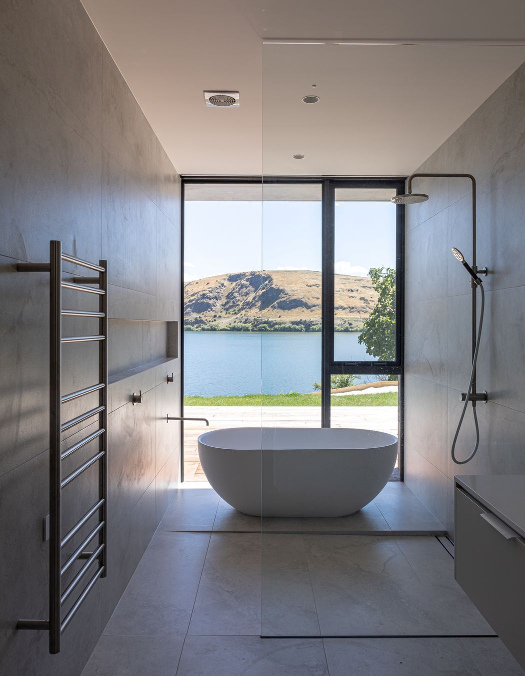 016-Ben-Hudson-Architects-Lake-House-freestanding-bath.jpg