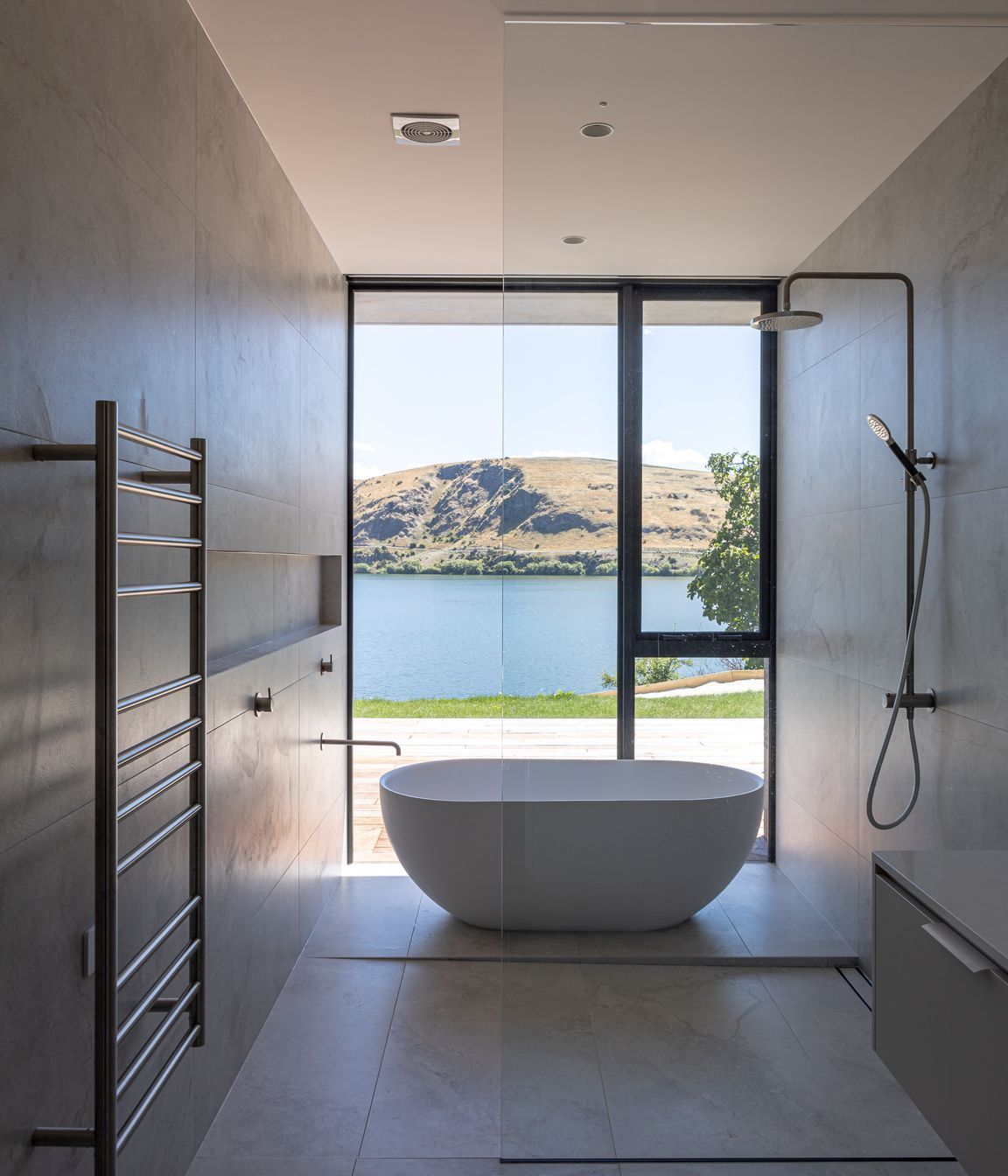 016-Ben-Hudson-Architects-Lake-House-freestanding-bath.jpg