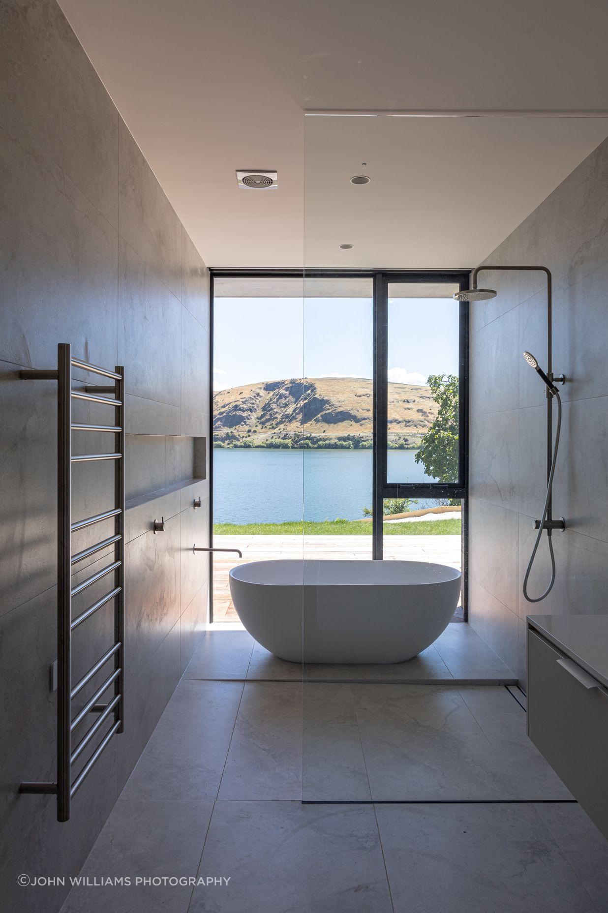 016-Ben-Hudson-Architects-Lake-House-freestanding-bath.jpg