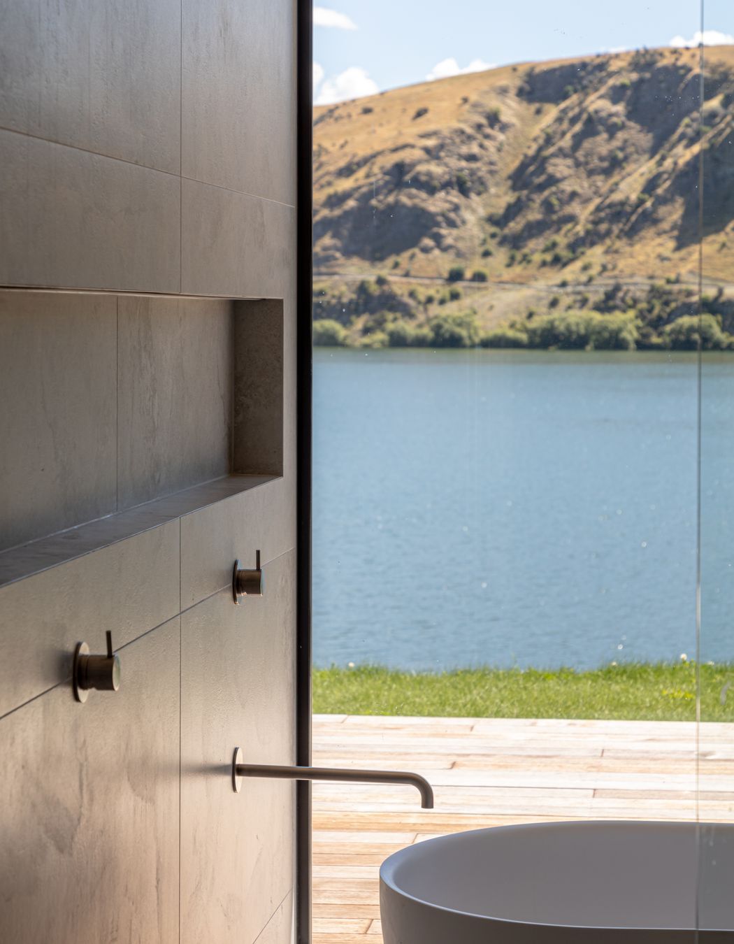 017-Ben-Hudson-Architects-Lake-House-bath.jpg
